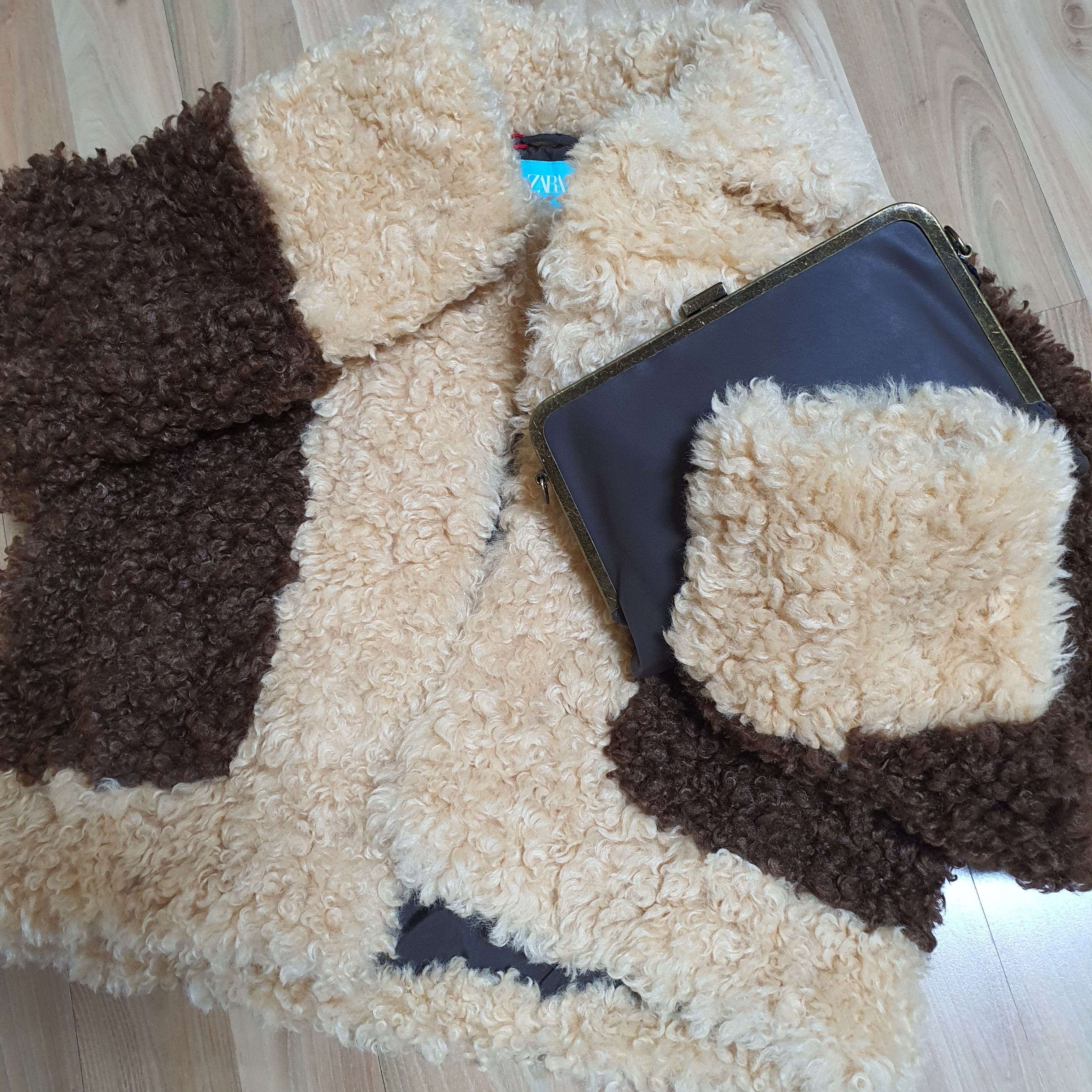 Zara x Harry Lambert Semi Hard Leather Crossbody Bag Brown, Zara x Harry Lambert Faux Fur Jacket Brown 착용 스타일 - 2