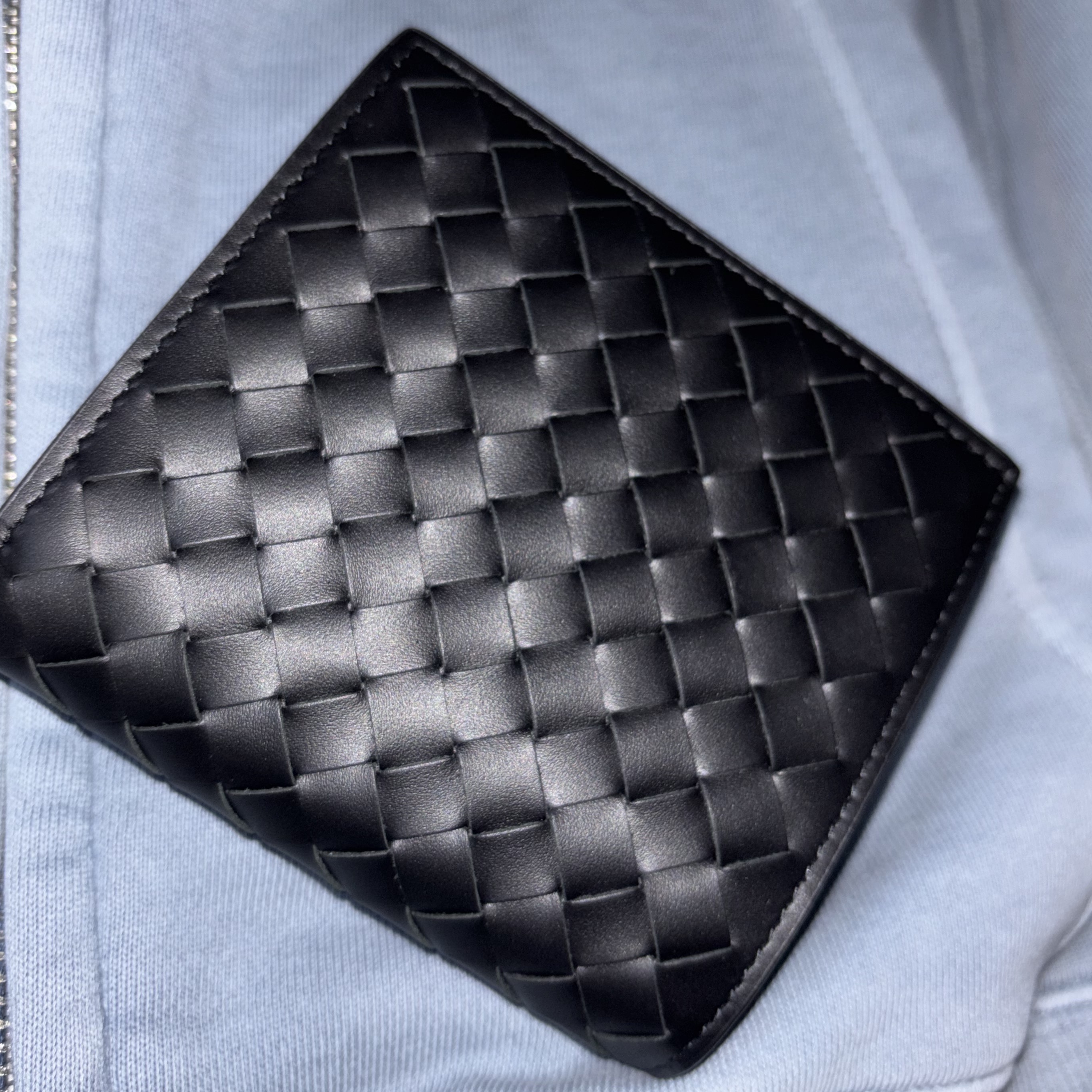 Bottega Veneta Bi-Fold Wallet Black 착용 스타일