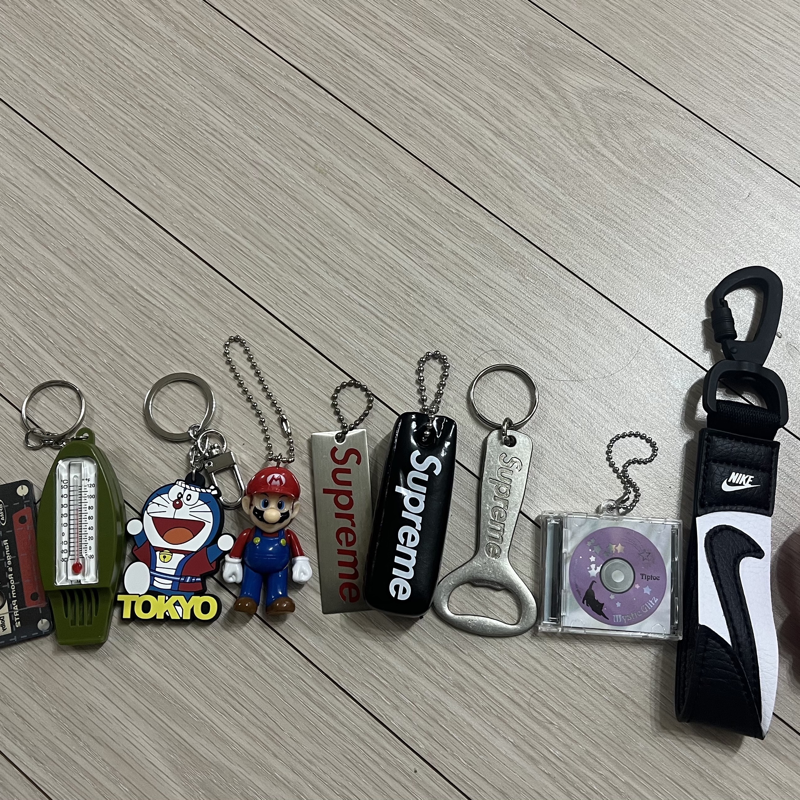 Supreme Bottle Opener Keychain Silver - 24FW 착용 스타일 - 1