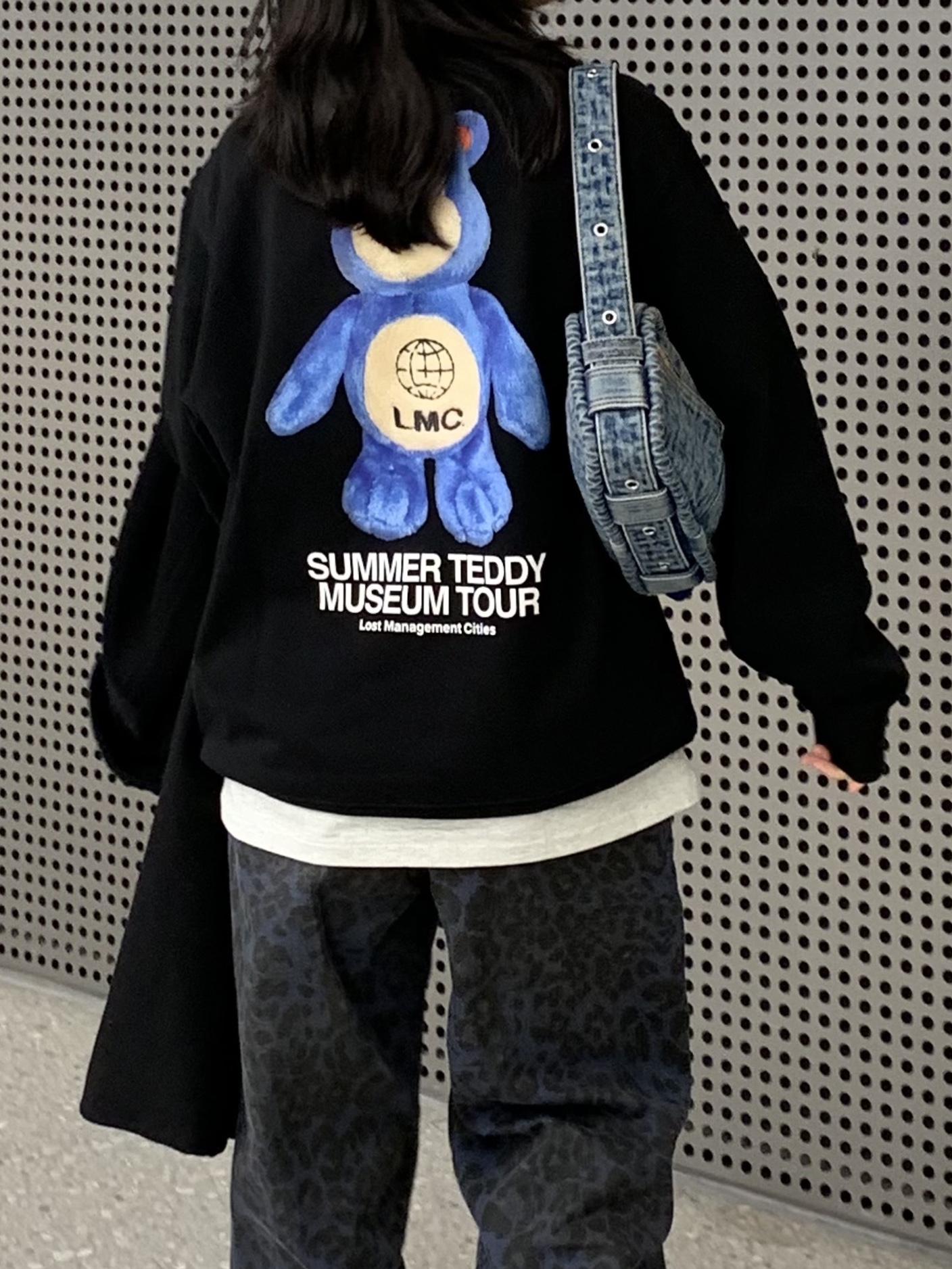 Diesel Nille-M Mini Bag in Monogram Denim Blue, Crocs Classic Fur Sure Clog Black 착용 스타일 - 2