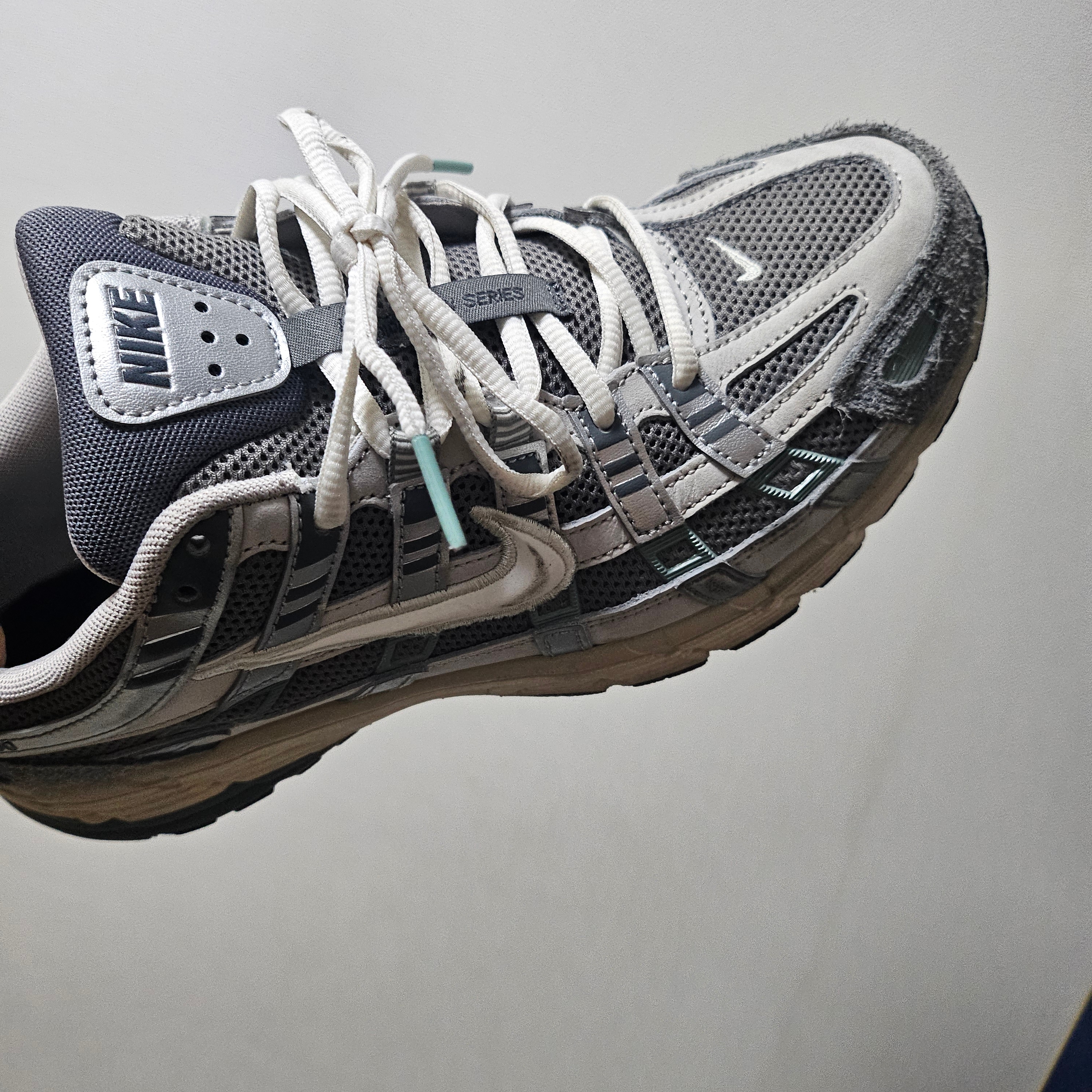 Nike P-6000 Flat Pewter Light Iron Ore 착용 스타일