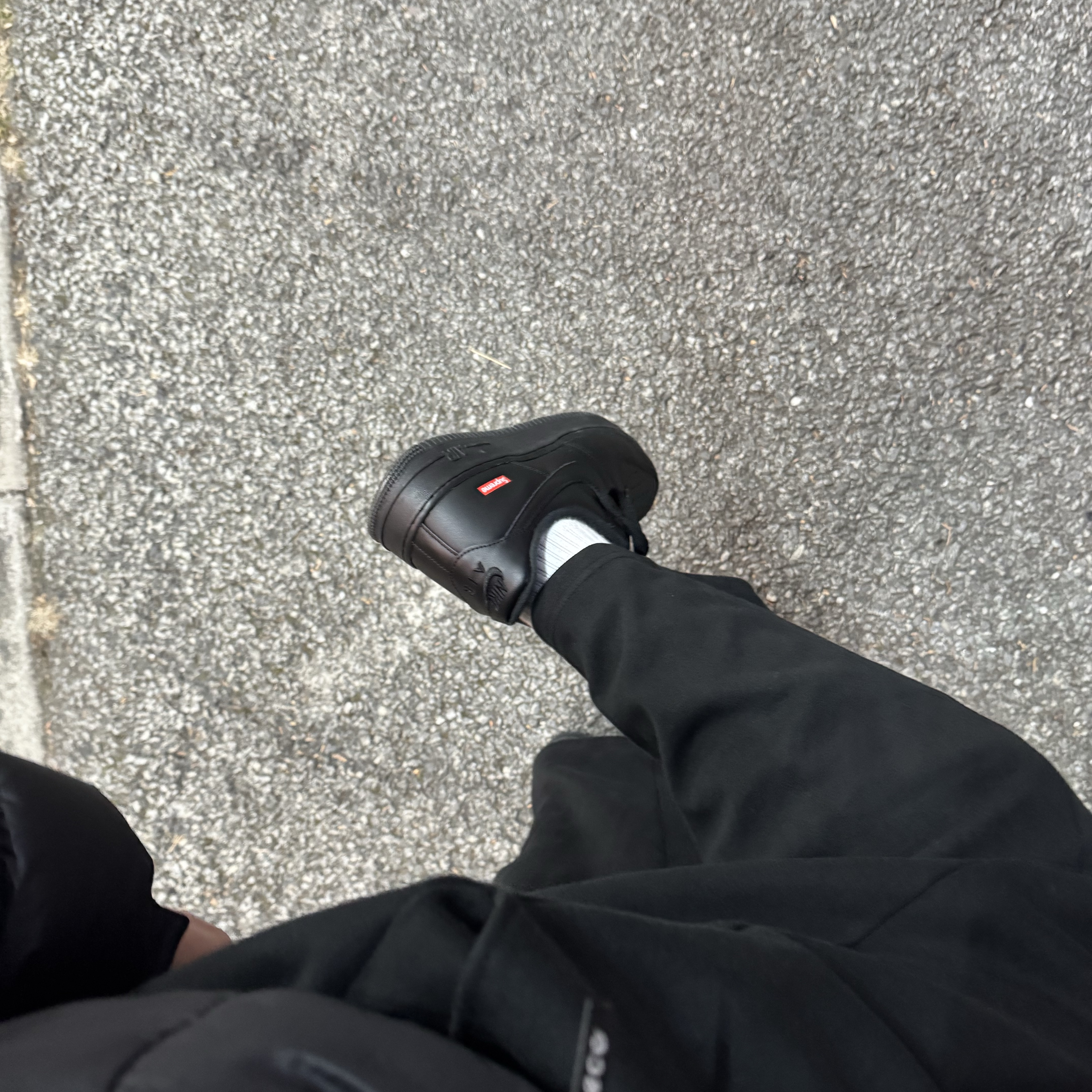 Nike x Supreme Air Force 1 Low Black 착용 스타일 - 1