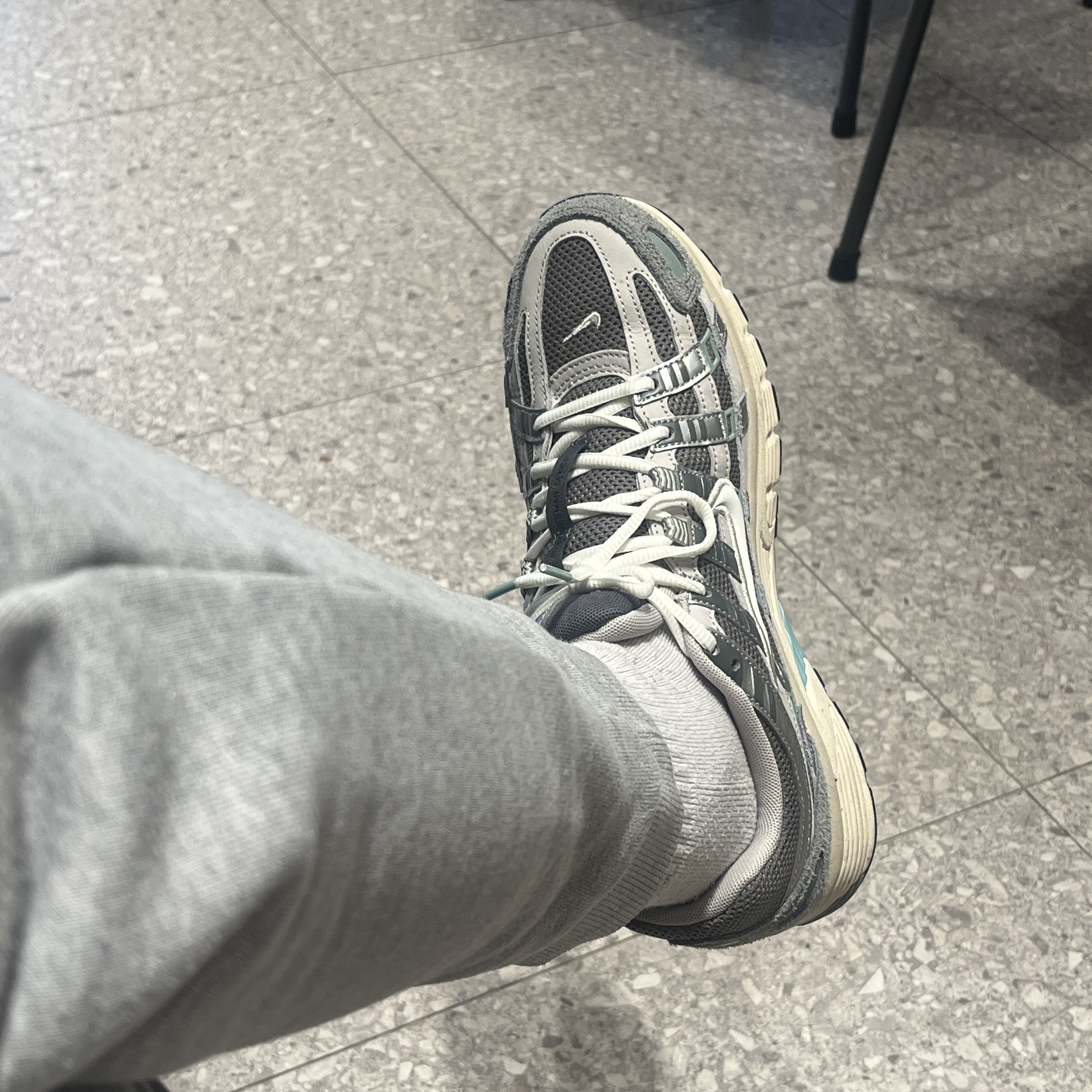Nike P-6000 Flat Pewter Light Iron Ore 착용 스타일 - 1