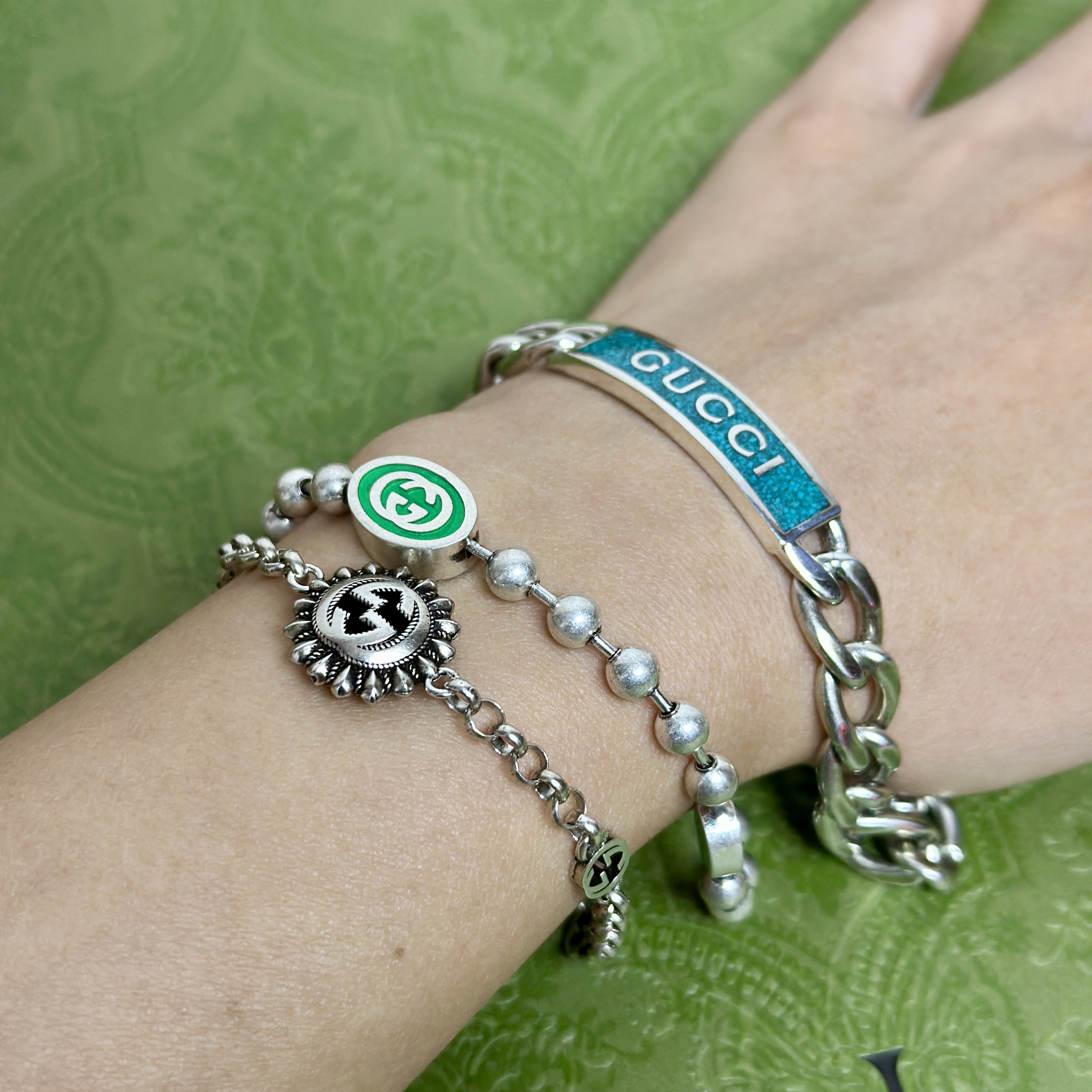 Gucci Logo Enamel Bracelet Silver, Gucci Interlocking G Boule Chain Bracelet Silver 착용 스타일 - 2