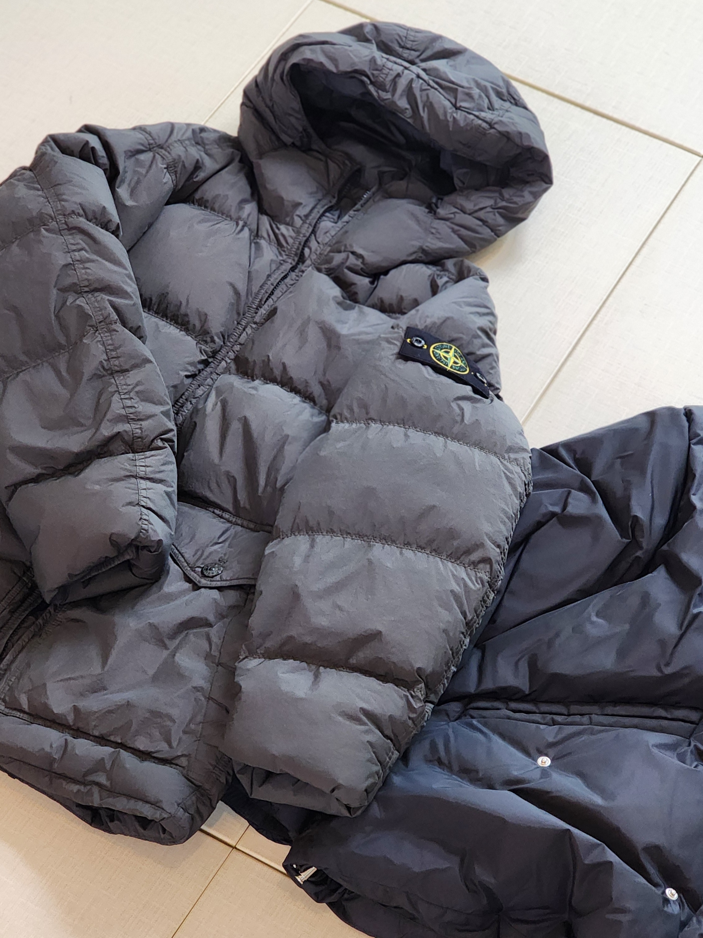 Stone Island 40723 Crinkle Reps Hooded Down Jacket Lead - 24FW 착용 스타일
