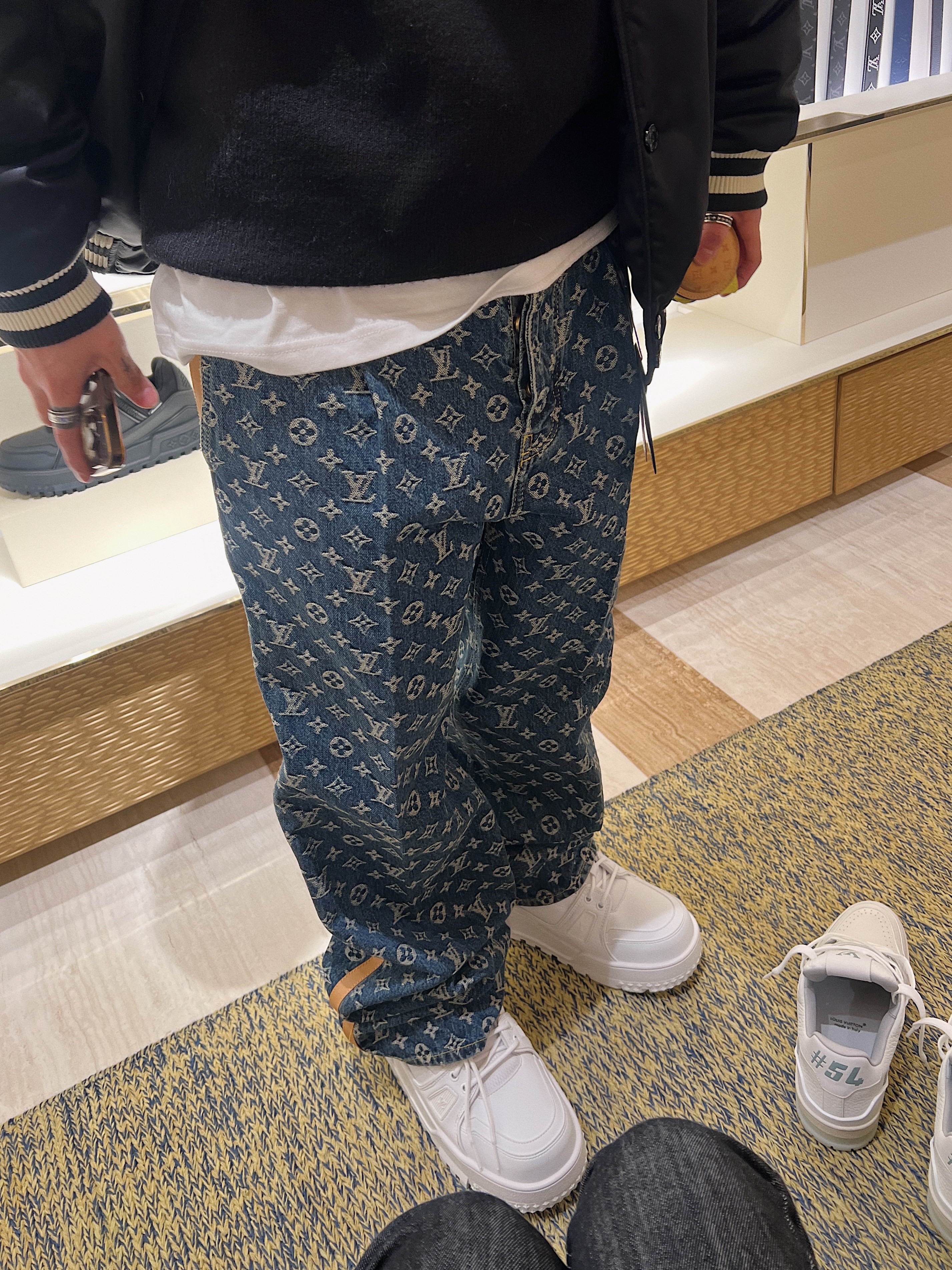 Chrome Hearts Cross Leather Patch Cashmere Beanie Black, Louis Vuitton LV Trainer Maxi Sneakers Grey 착용 스타일 - 2