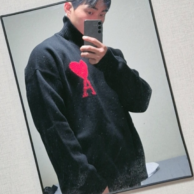 AMI de Coeur Funnel Neck Sweater Black Red 착용 스타일