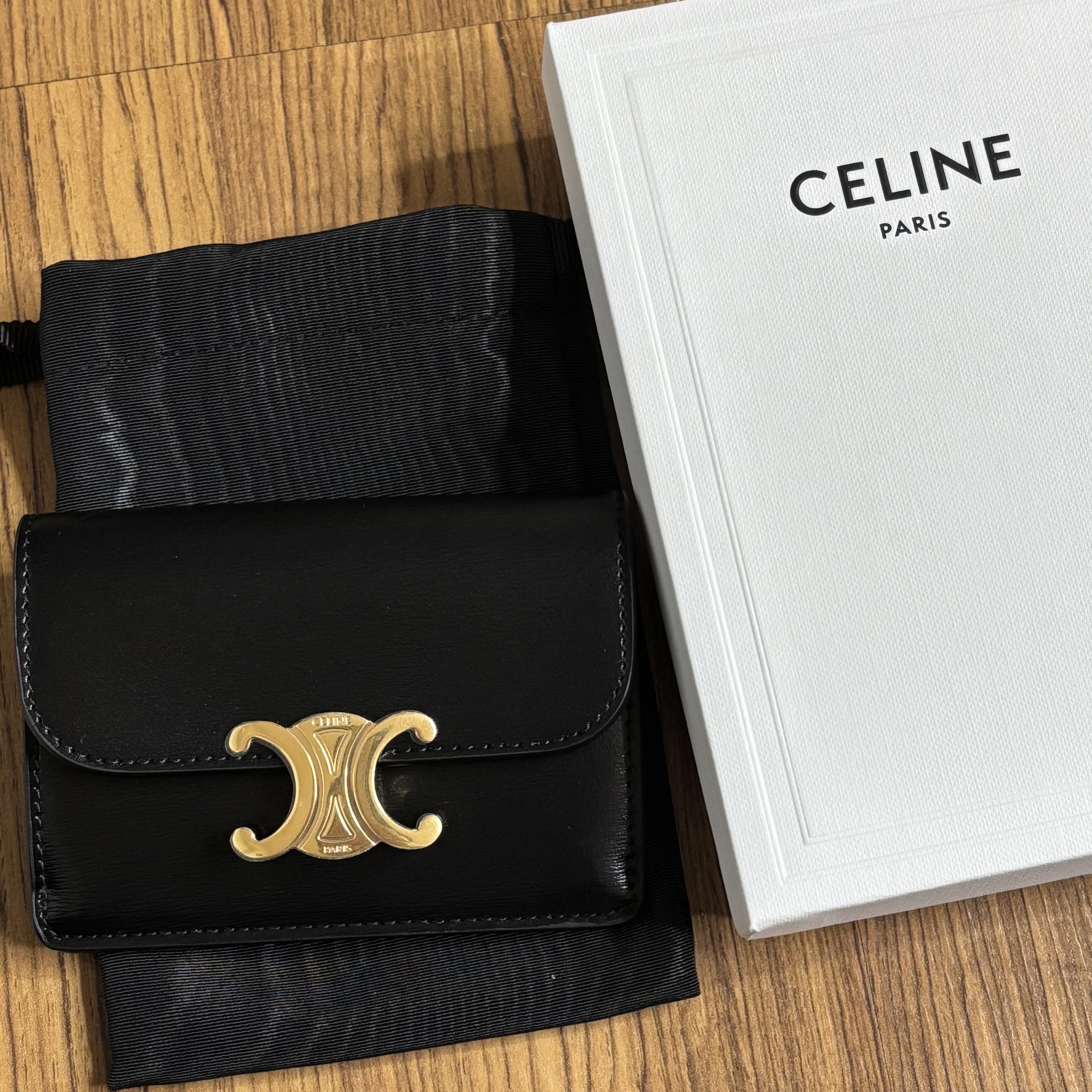 Celine Card Holder with Flap in Shiny Calfskin Black 착용 스타일