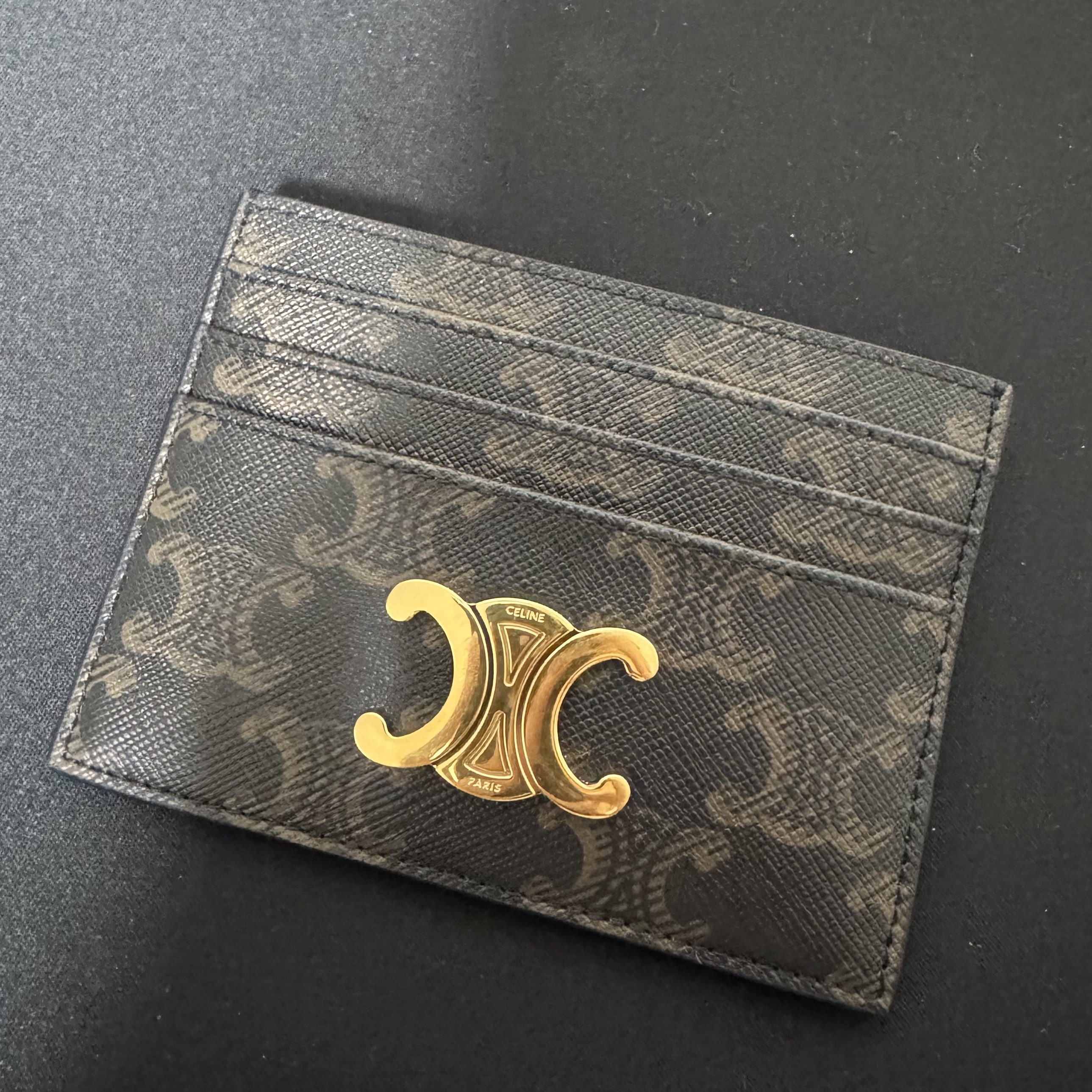 Celine Triomphe Card Holder in Triomphe Canvas Tan 착용 스타일