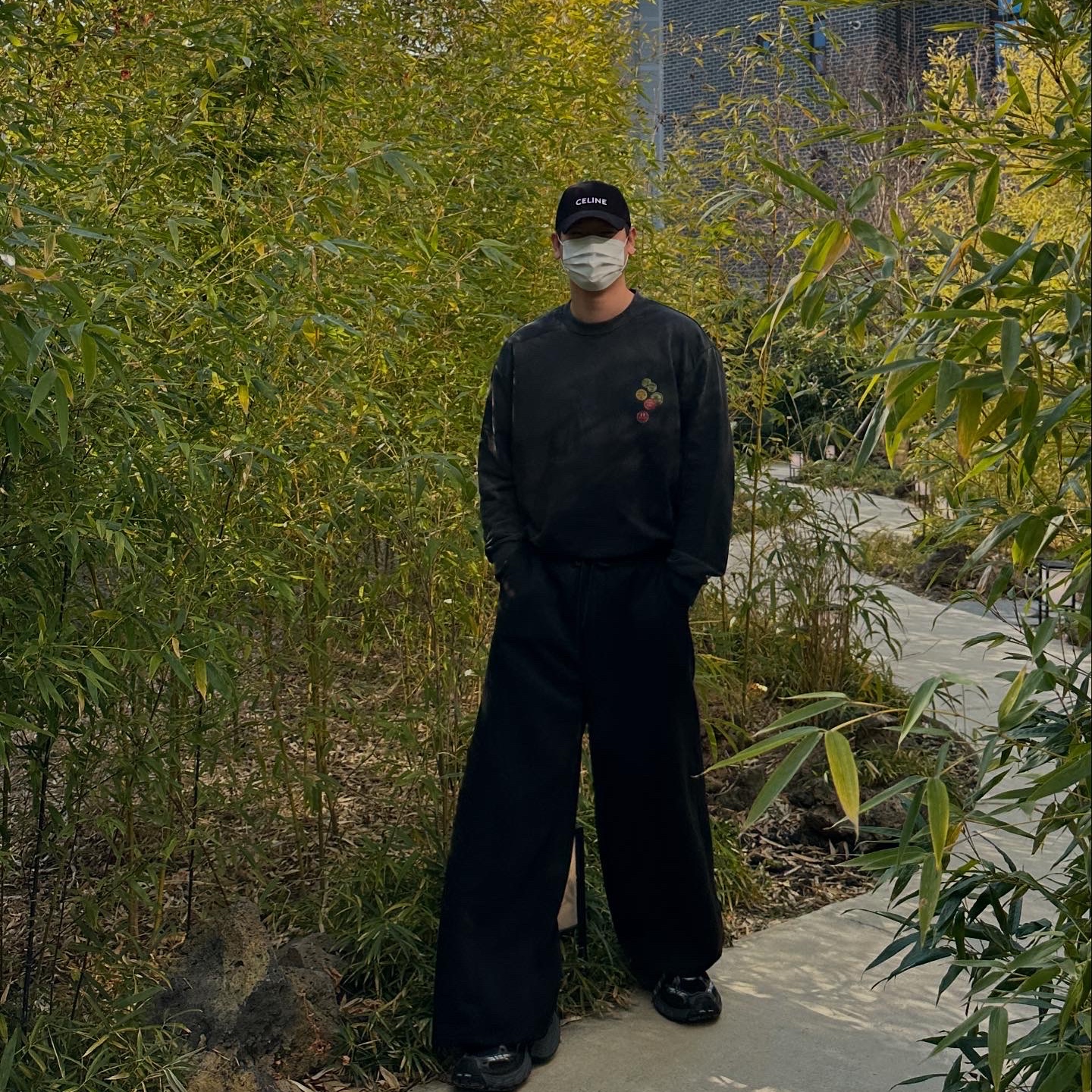 Balenciaga 6XL Sneakers Black Gray, Celine Baseball Cap in Cotton Black 착용 스타일