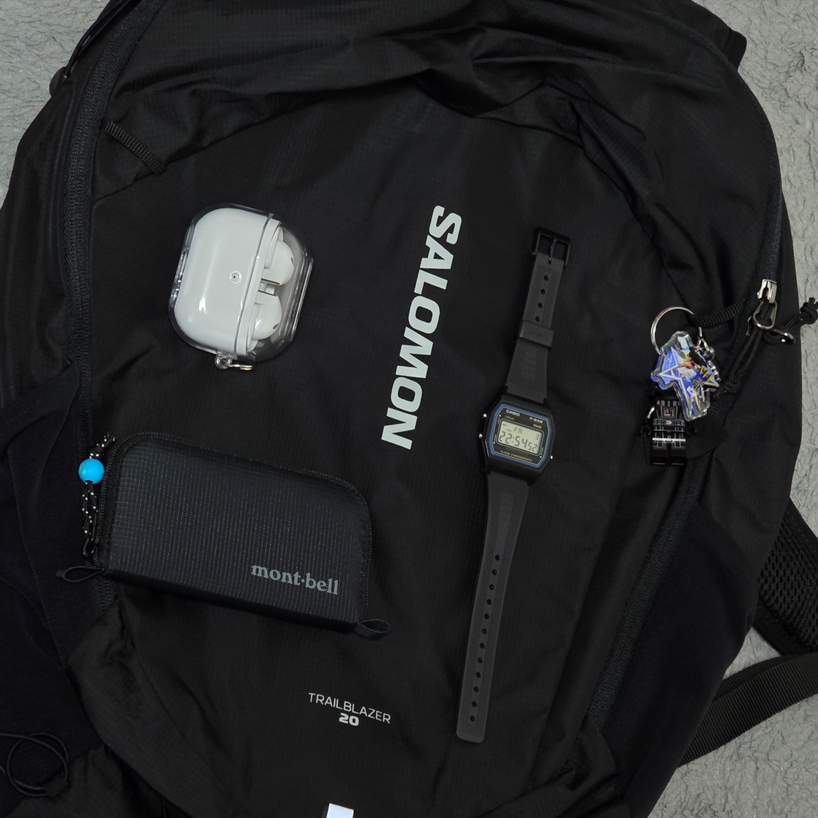 Salomon Trailblazer 20 Black, Montbell Mini Zip Wallet Black 착용 스타일