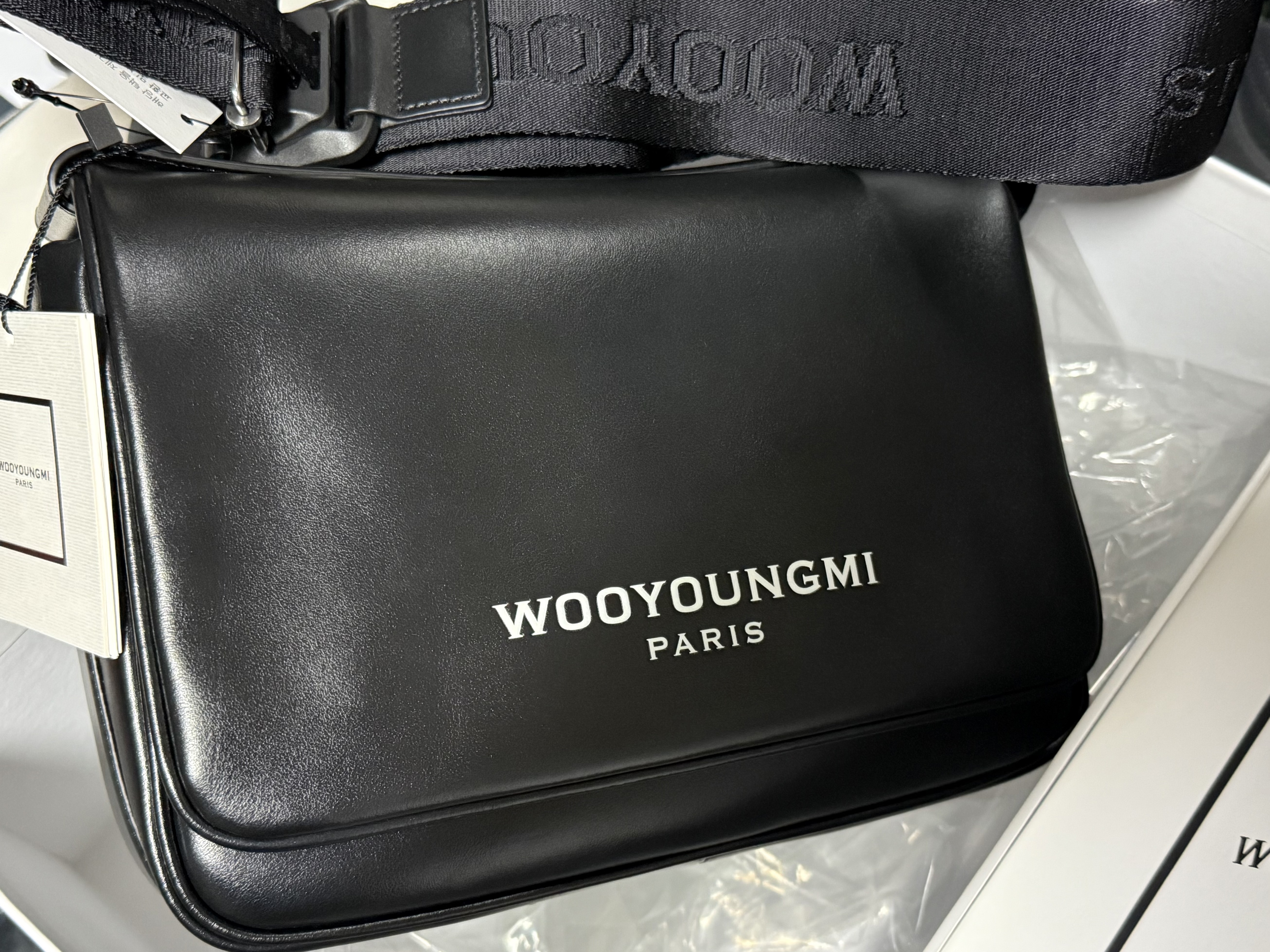 Wooyoungmi Logo Leather Messenger Bag Black 착용 스타일