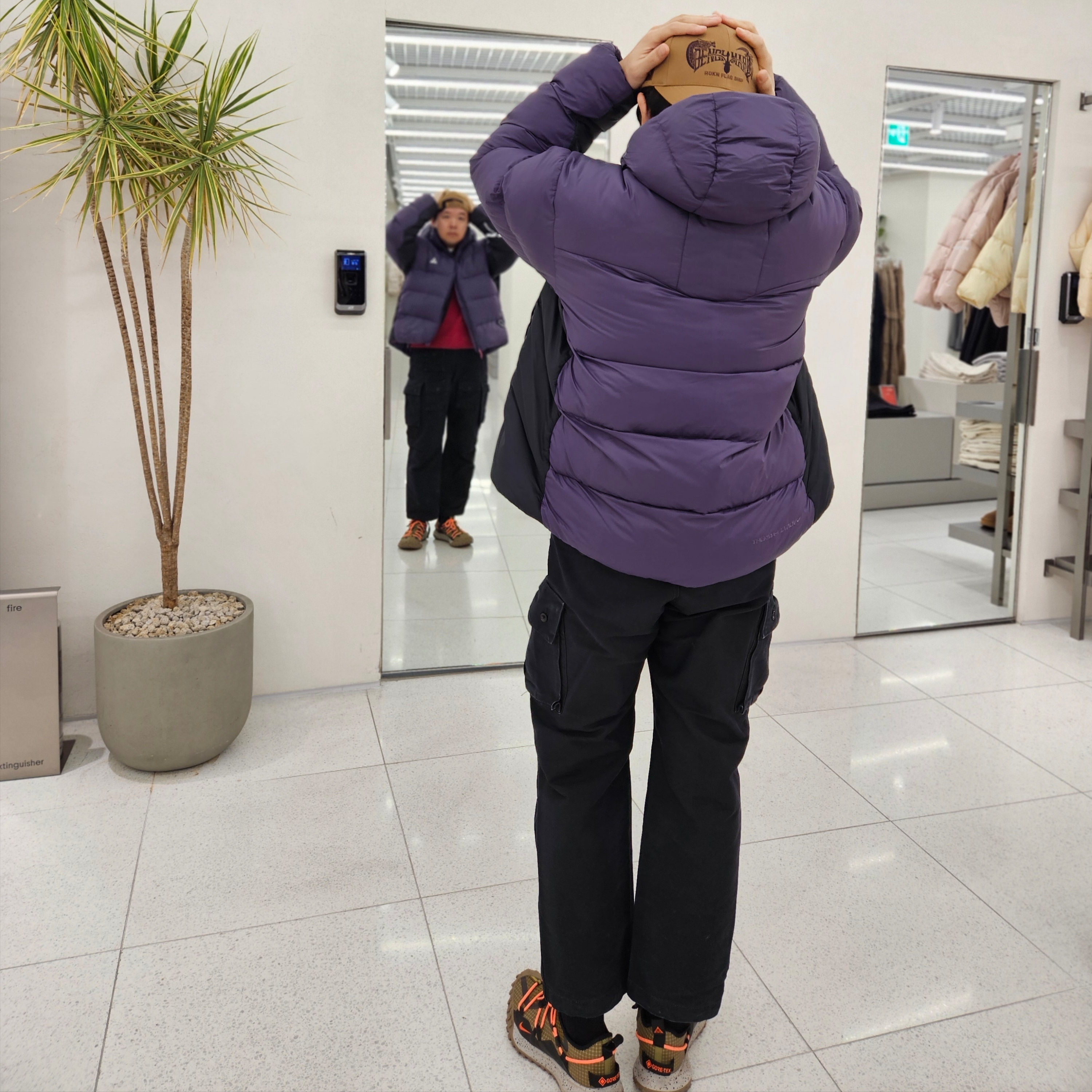 Nike ACG Therma-Fit ADV Lunar Lake Loose Hooded Jacket Dark Raisin Black - Asia, Nike ACG Mountain Fly Low Gore-Tex SE Hazel Rush 착용 스타일 - 1