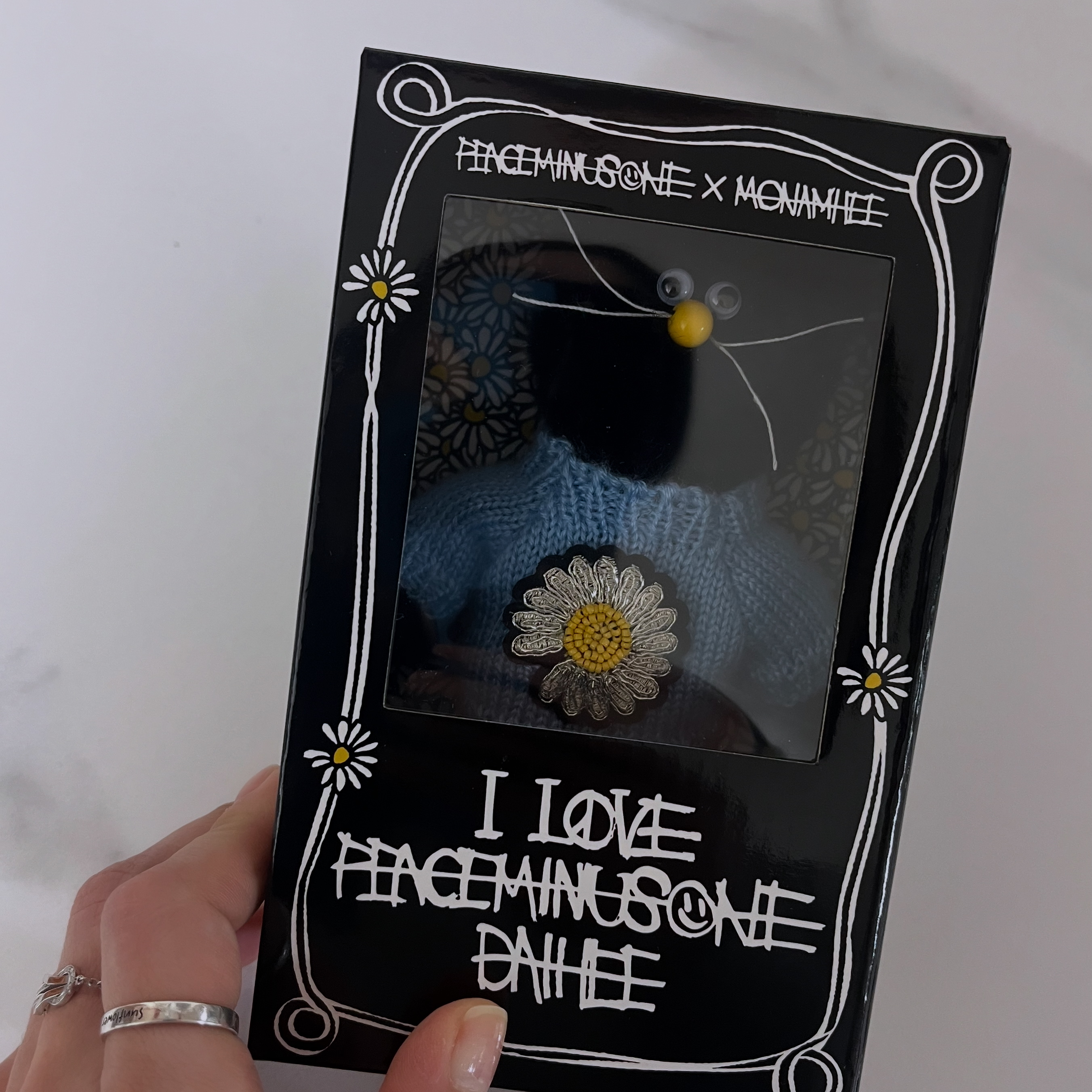 Monamhee x Peaceminusone Daihee Plush Keyring 착용 스타일
