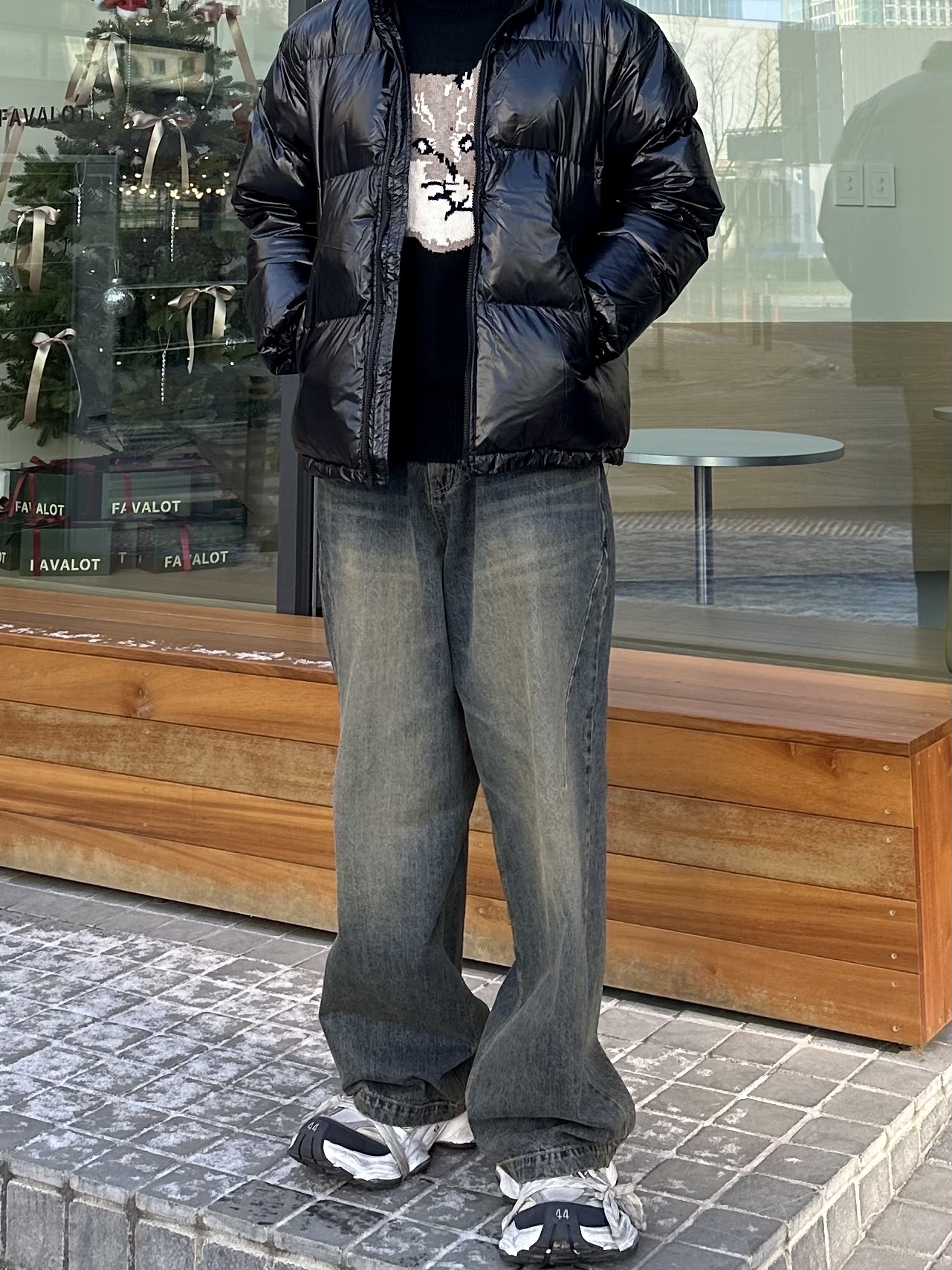Maison Kitsune Big Fox Head Pullover Knit Black, Balenciaga Cargo Sneakers White Grey 착용 스타일 - 2