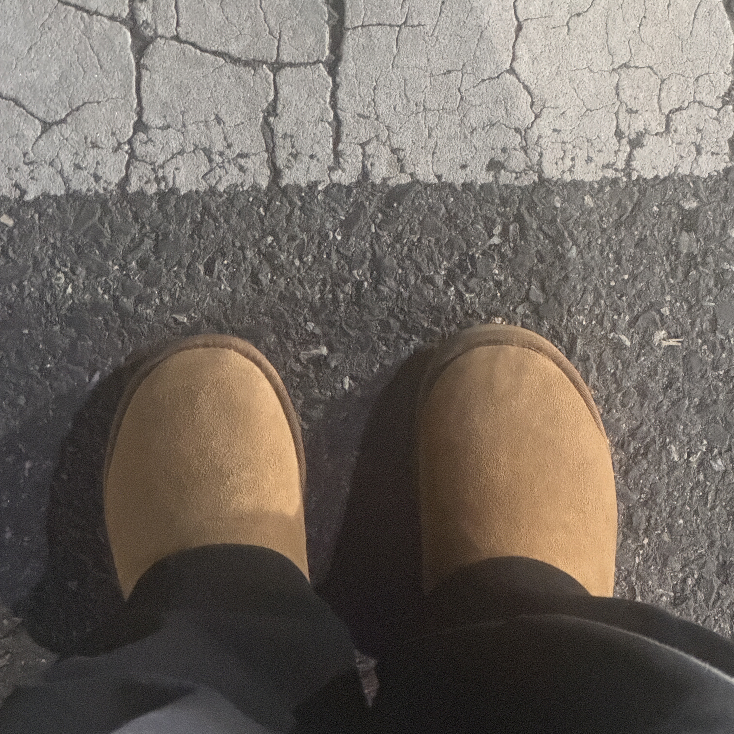 (W) UGG Classic Ultra Mini Boots Chestnut 착용 스타일 - 1