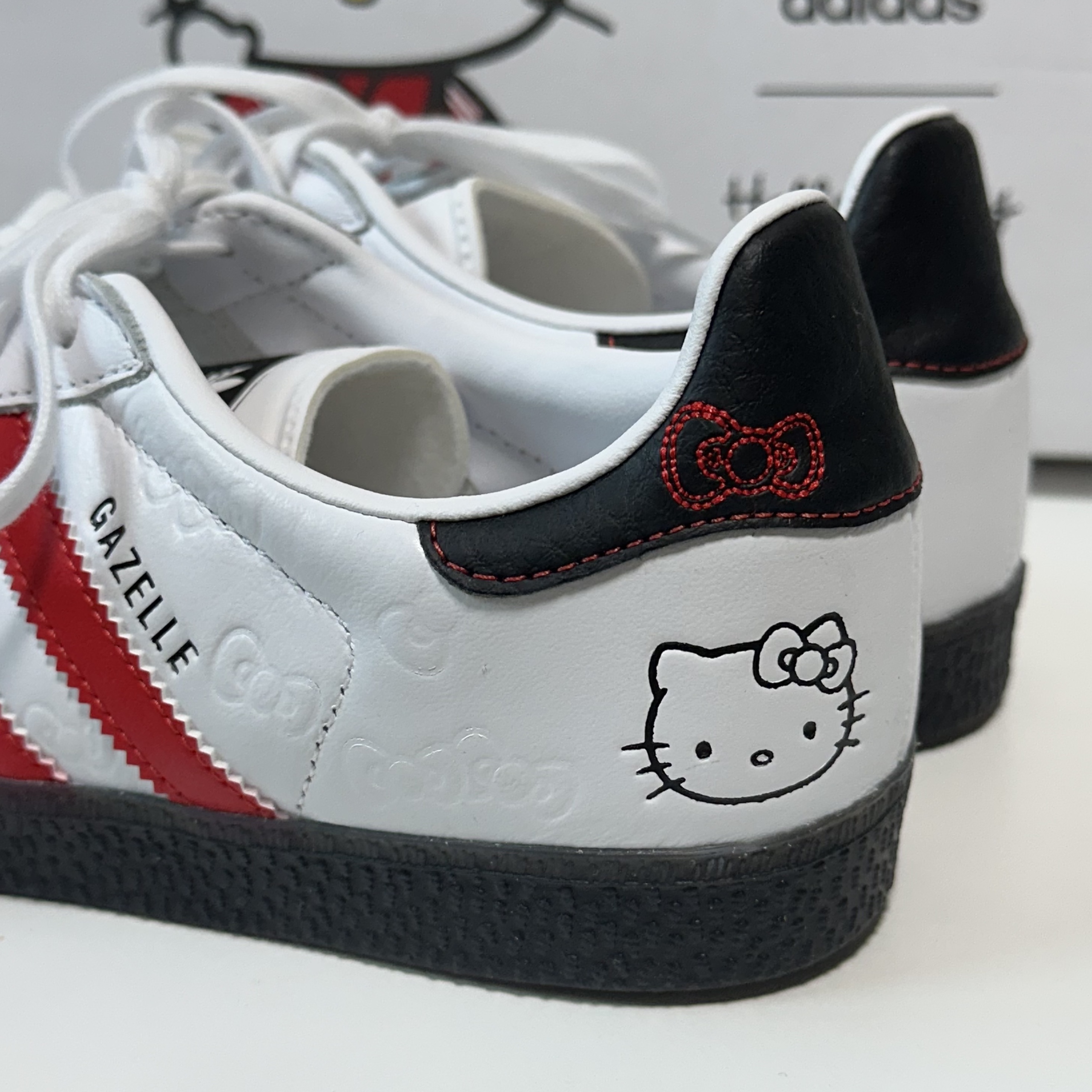 (J) Adidas x Hello Kitty Gazelle Cloud White Red 착용 스타일 - 3