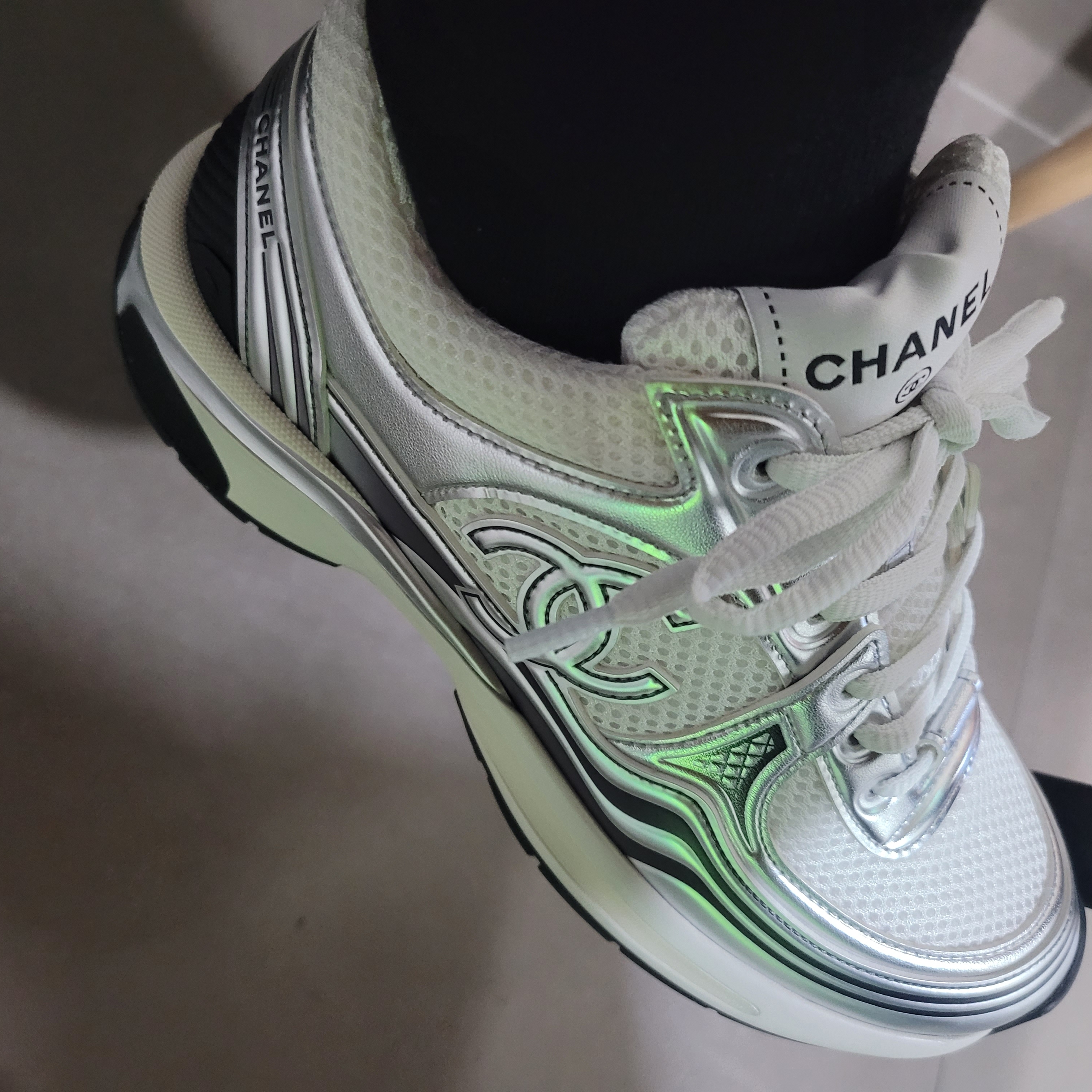 (W) Chanel Sneakers Fabric Laminated & White Silver 착용 스타일 - 3