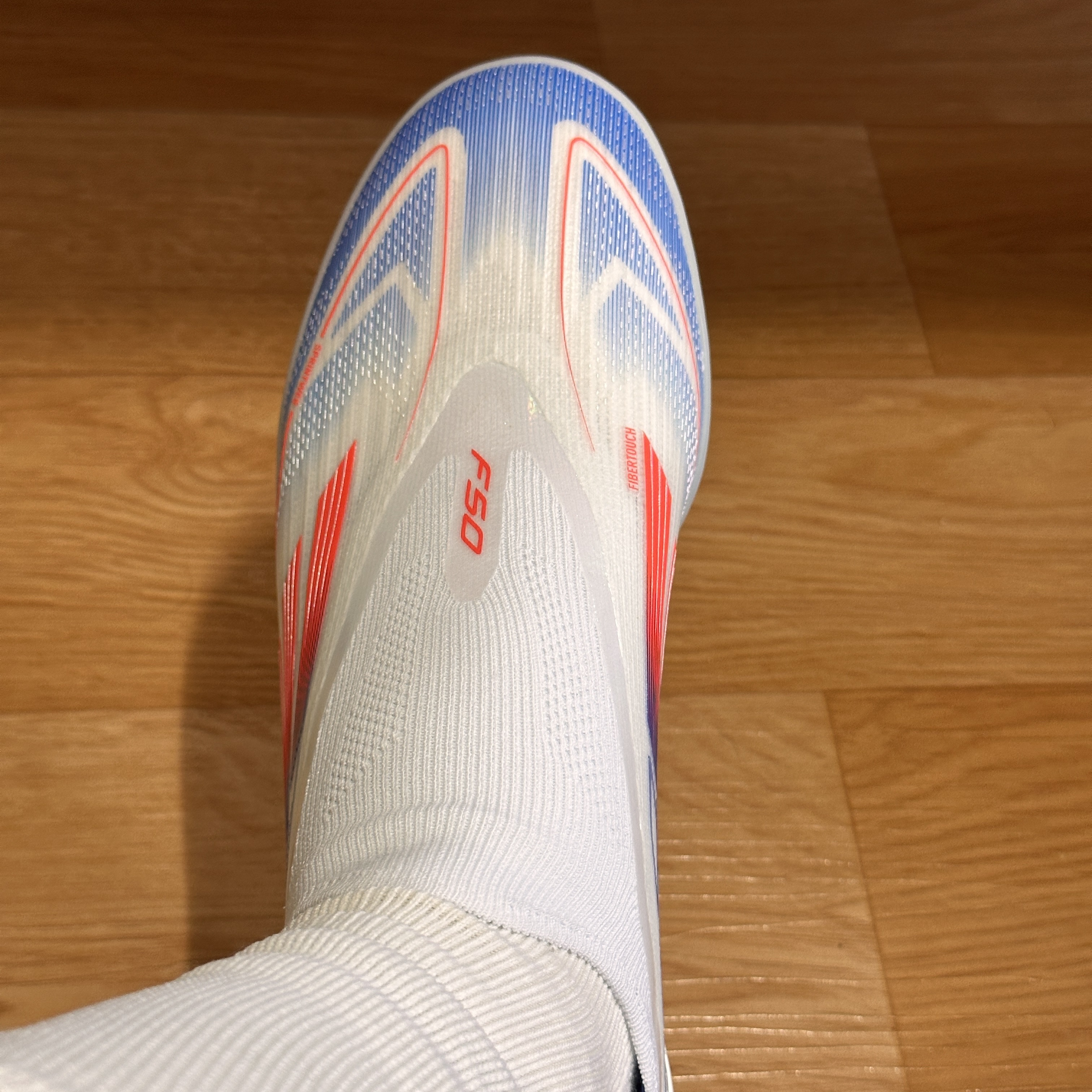 Adidas F50 Pro Laceless TF Cloud White Solar Red 착용 스타일 - 1