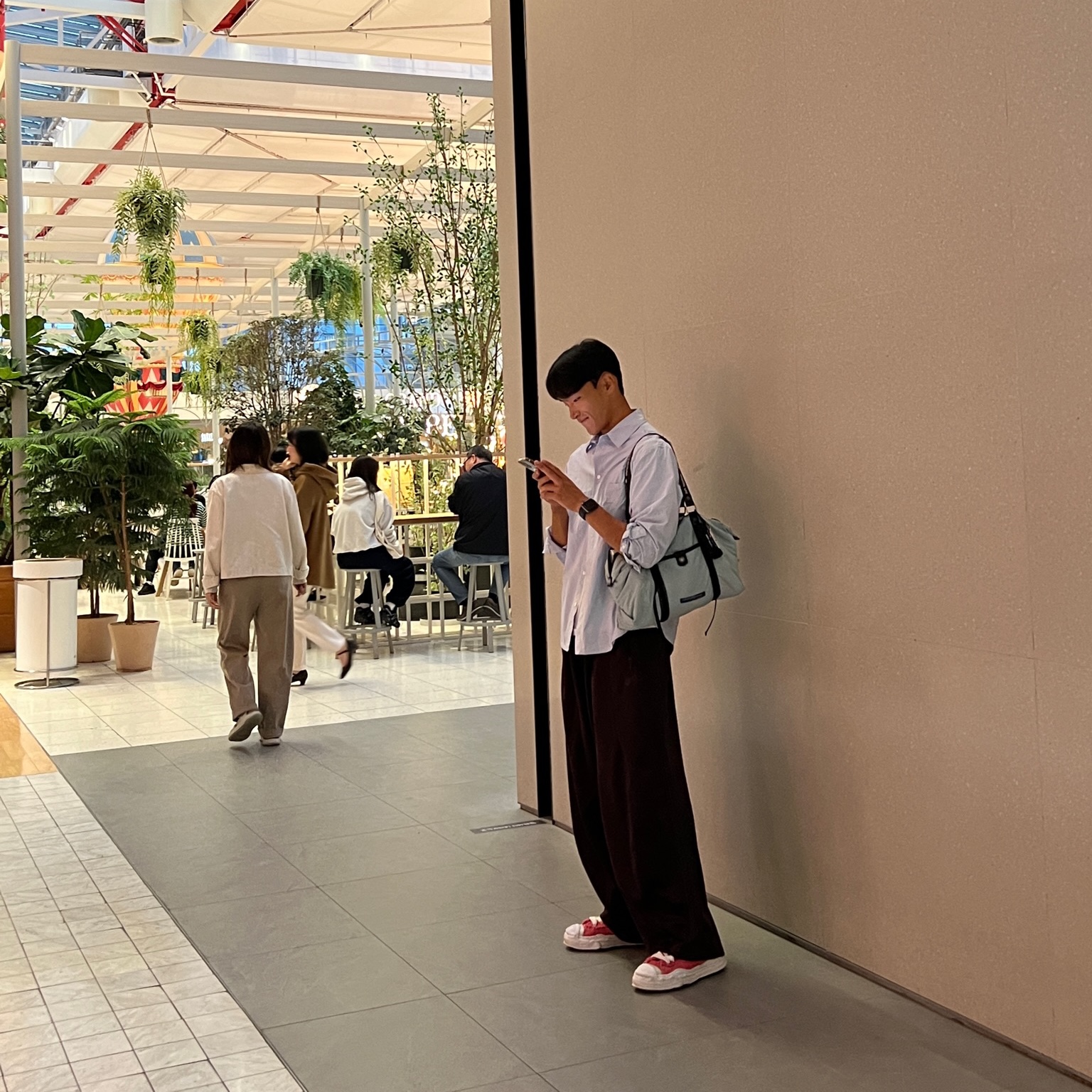 Needles H.D. Track Pants Poly Smooth Brown, Maison Mihara Yasuhiro Blakey OG Sole Canvas Low-top Sneakers Red White 착용 스타일
