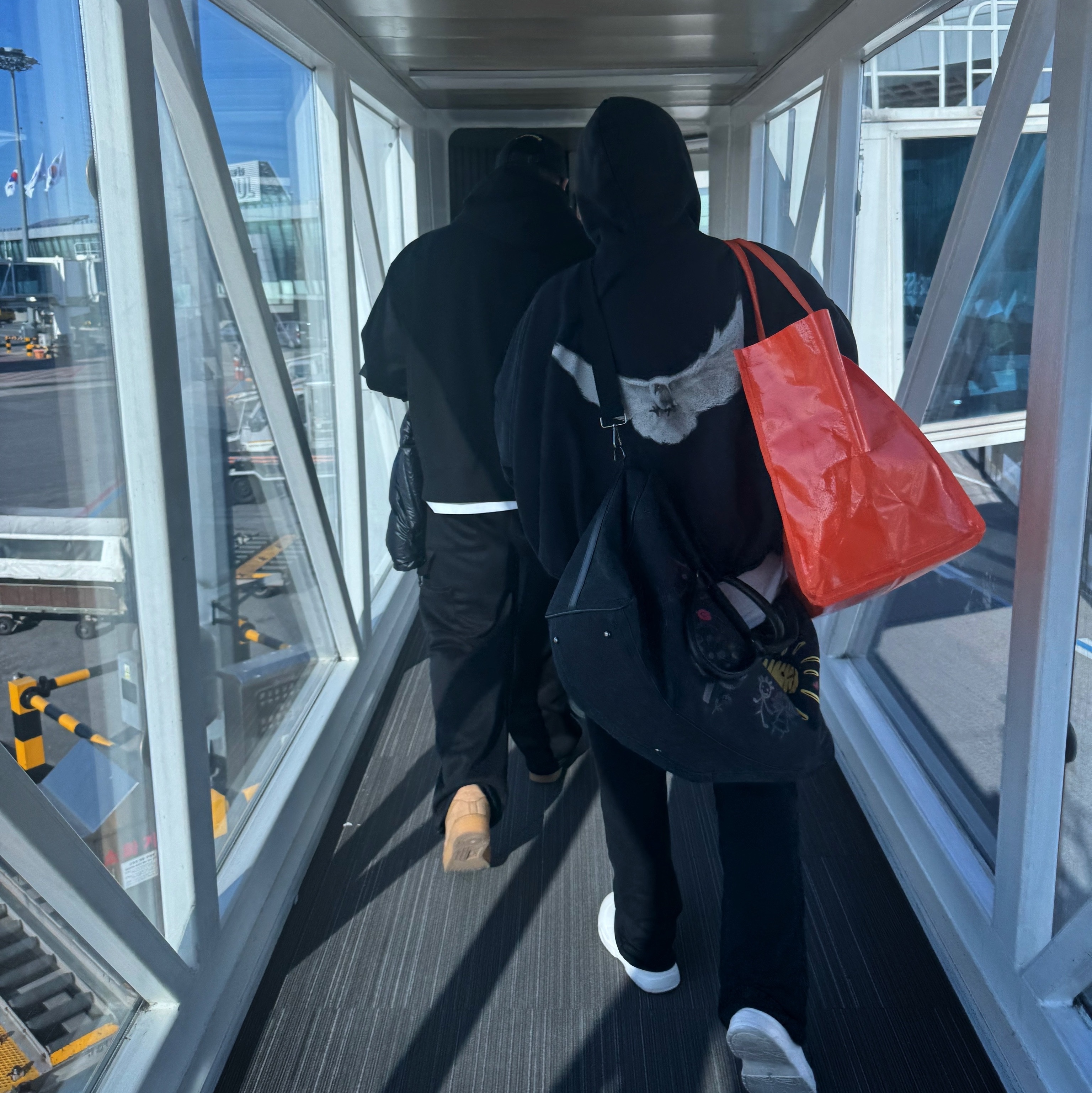 Yeezy Gap Engineered By Balenciaga Dove Hoodie Washed Black 착용 스타일 - 2