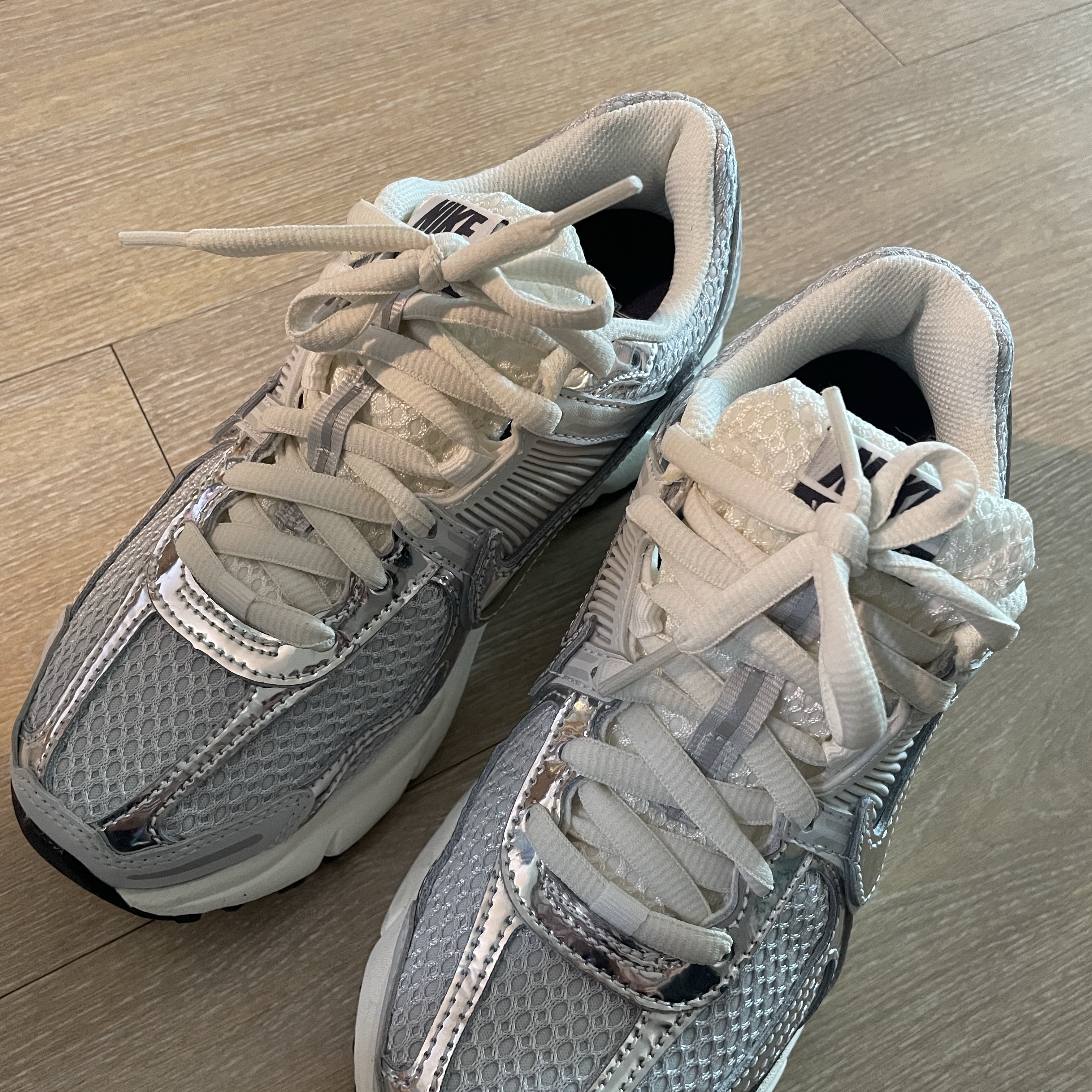 (W) Nike Zoom Vomero 5 Photon Dust and Metallic Silver 착용 스타일 - 1