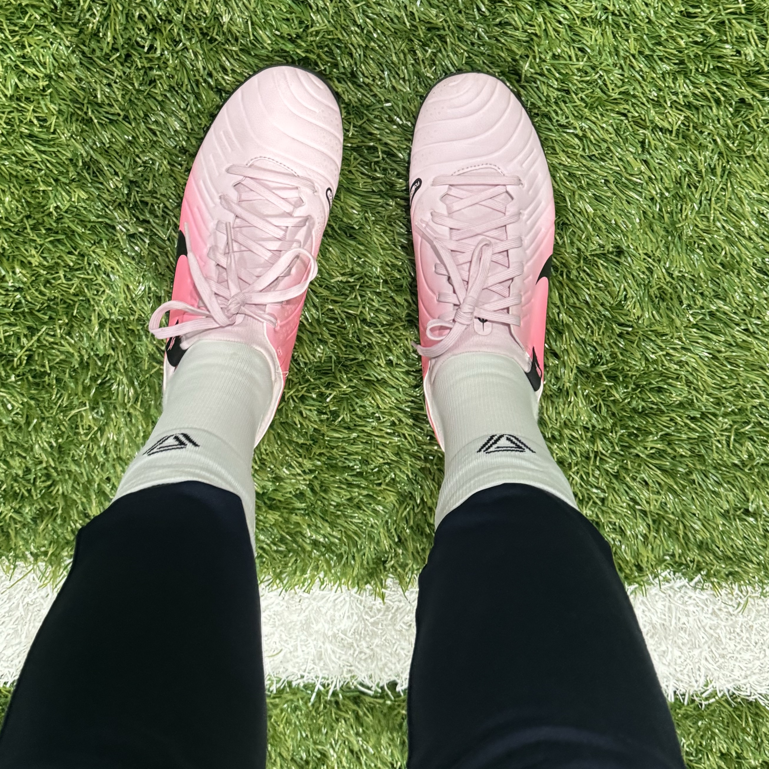 Nike Tiempo Legend 10 Pro TF Pink Foam Black 착용 스타일 - 2