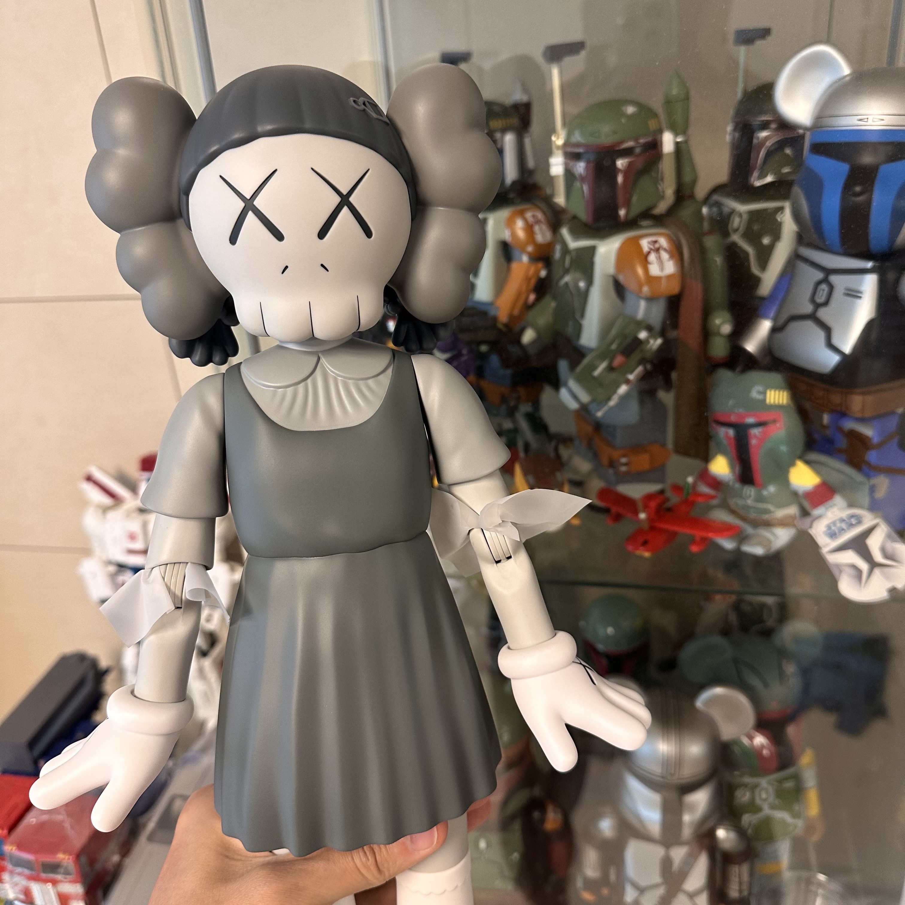 Kaws x Squid Game Young-Hee Vinyl Figure Monotone, Kaws x Squid Game Young-Hee Vinyl Figure Coloured 착용 스타일 - 2