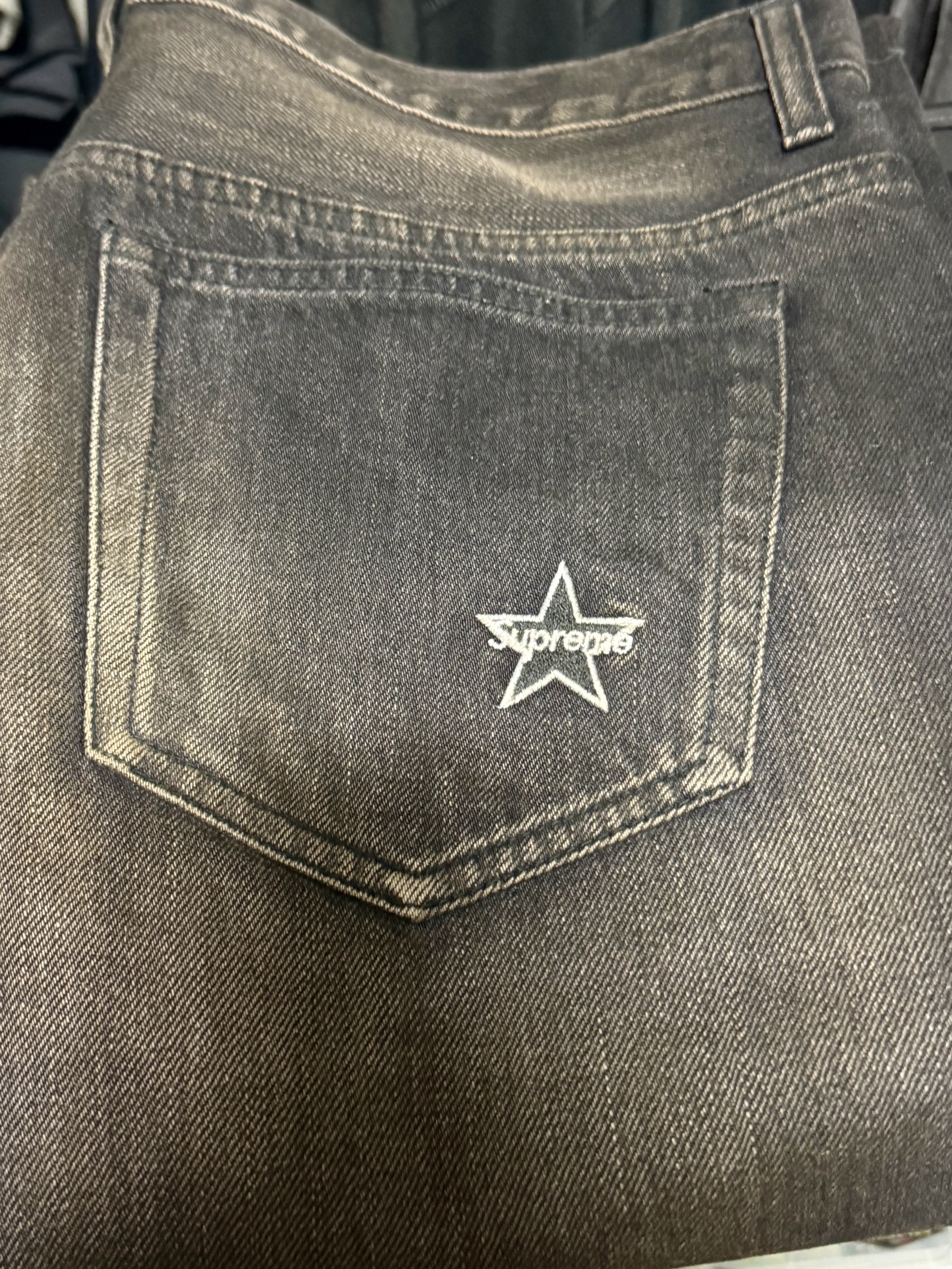 Supreme Distressed Loose Fit Selvedge Jean Washed Black - 24SS, Supreme Distressed Loose Fit Selvedge Jean Washed Black - 25SS 착용 스타일