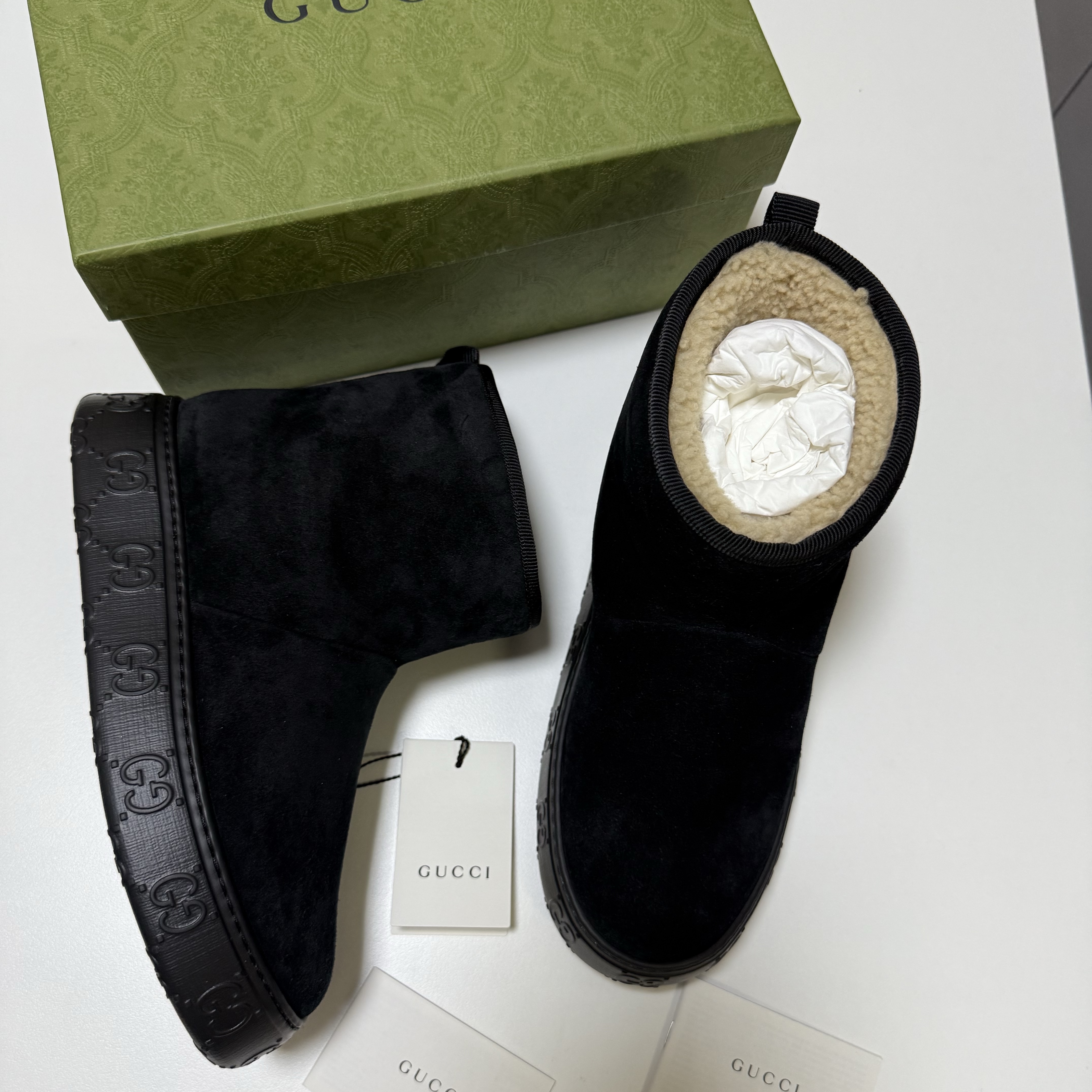 (W) Gucci Ankle Boot Black Suede 착용 스타일 - 1