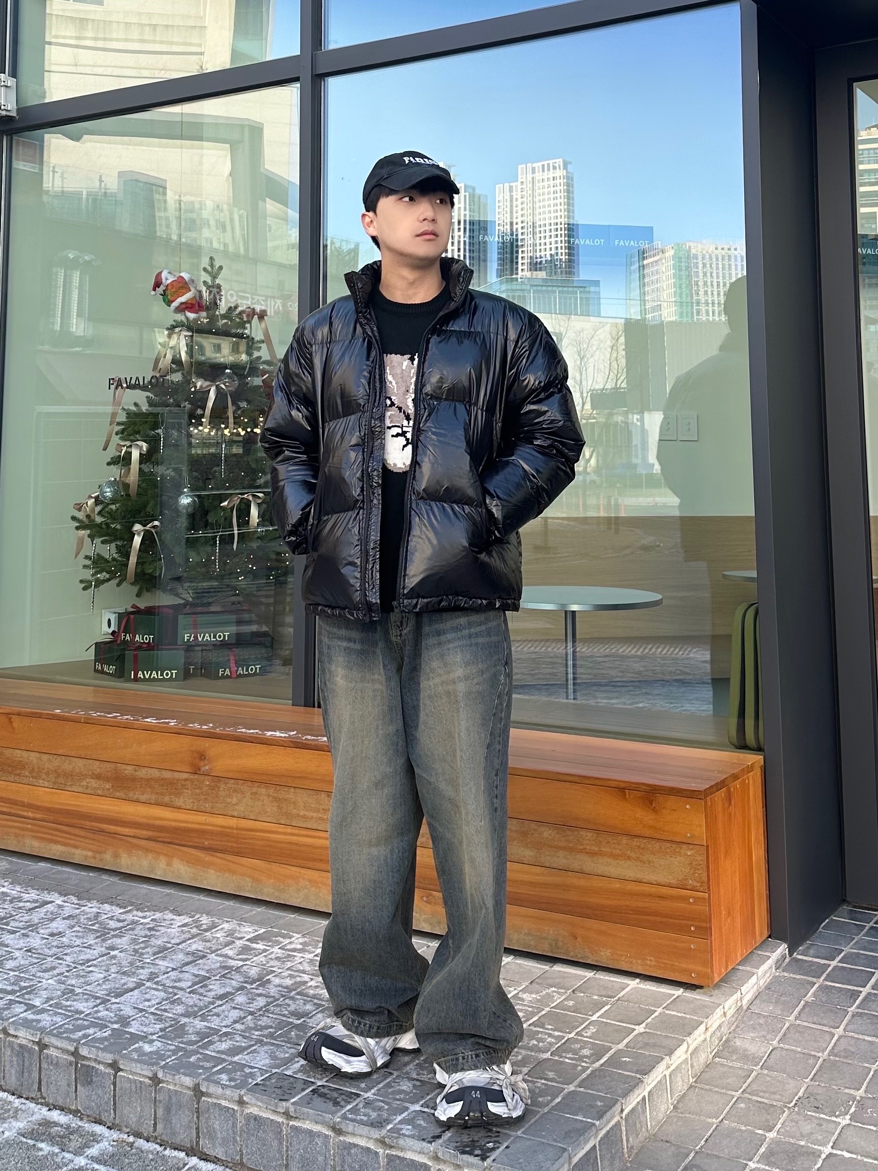 Maison Kitsune Big Fox Head Pullover Knit Black, Balenciaga Cargo Sneakers White Grey 착용 스타일 - 1