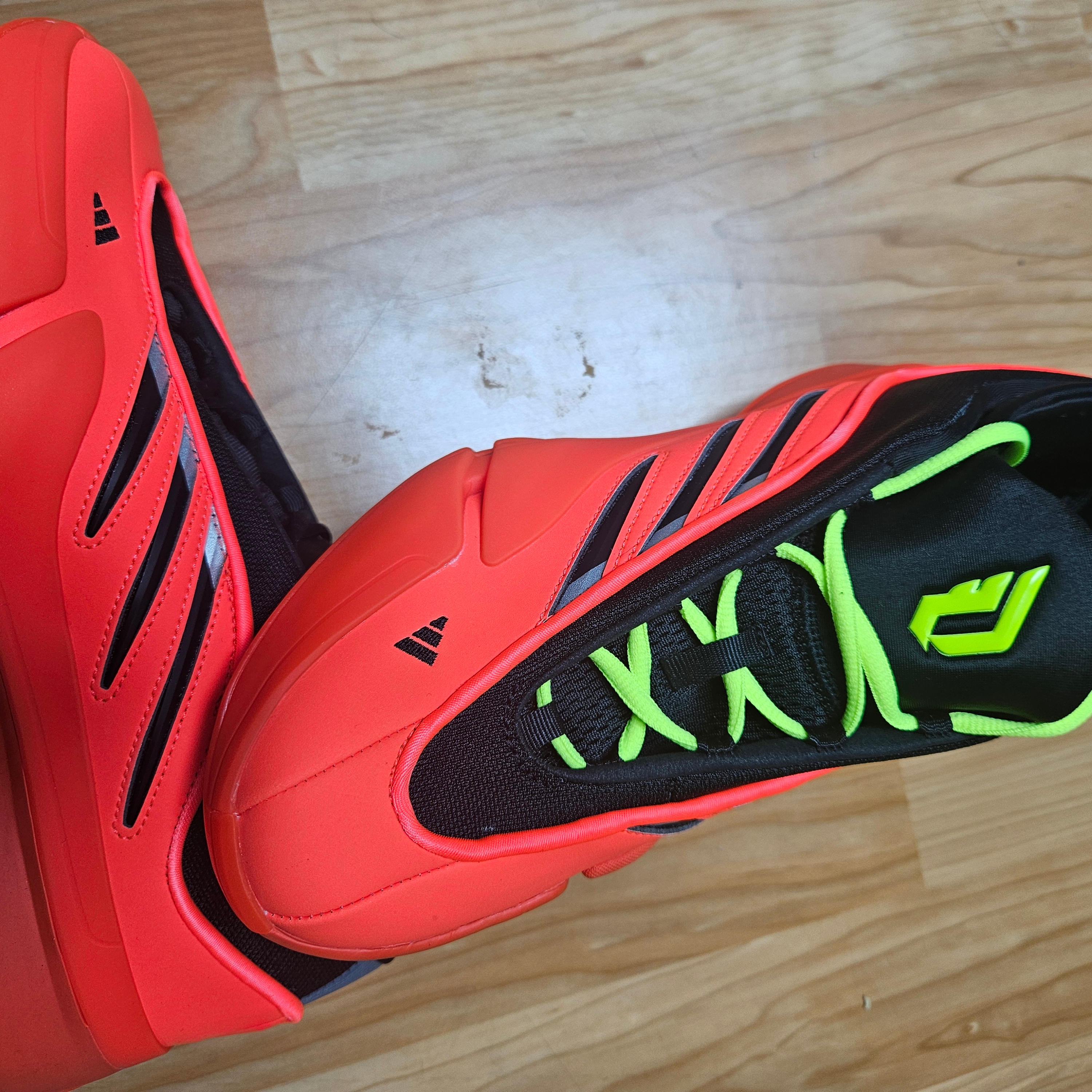 Adidas Dame 9 Low Solar Red Core Black 착용 스타일 - 2