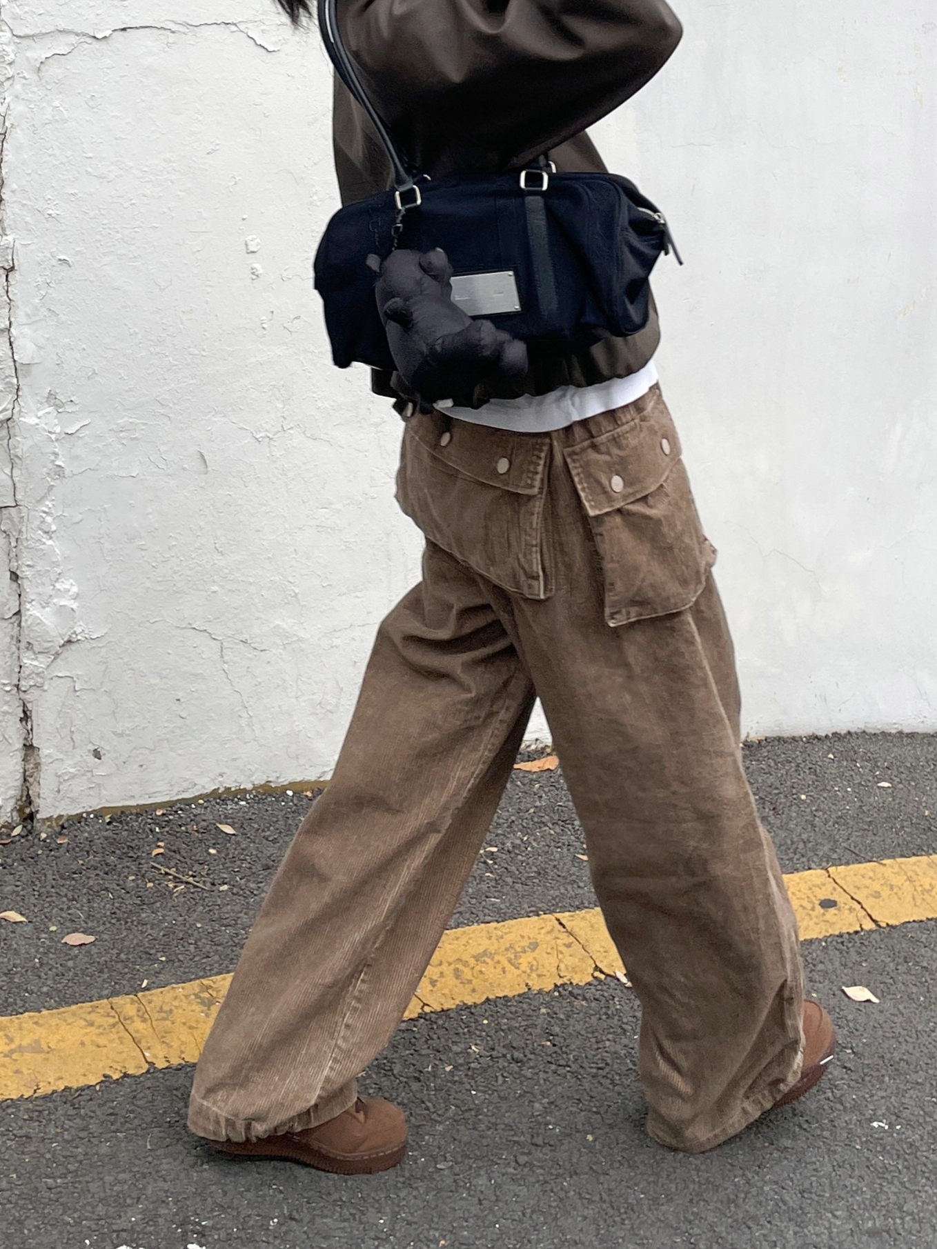 (W) Nike Air Force 1 '07 Cacao Wow, Matin Kim Sporty Tote Bag Black 착용 스타일 - 4