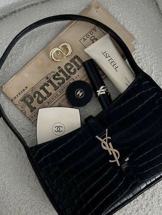 Saint Laurent Le 5 A 7 in Lizard Shiny Leather Black, Chanel Les Beiges Healthy Glow Natural Eyeshadow Palette Tender 착용 스타일 - 1
