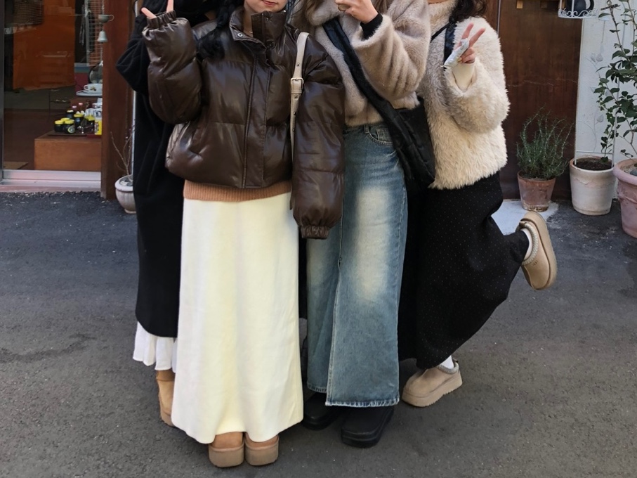 Matin Kim Madeleine Round Bag Light Beige, (W) UGG Classic Mini Platform Boots Chestnut 착용 스타일 - 4