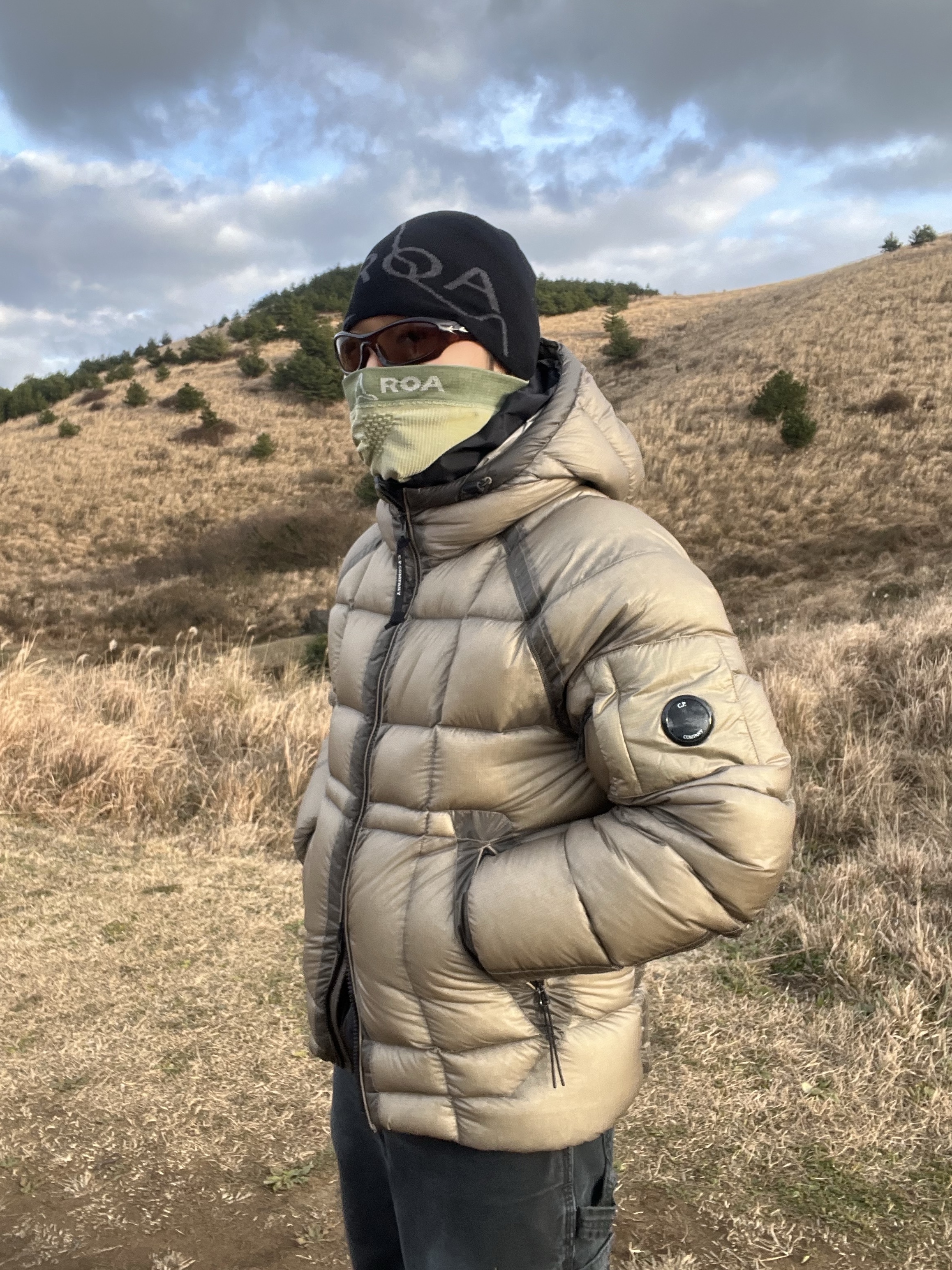 C.P. Company D.D. Shell Hooded Medium Down Jacket Vintage Khaki Beige - 24FW, Roa Beanie Logo Black 착용 스타일 - 1