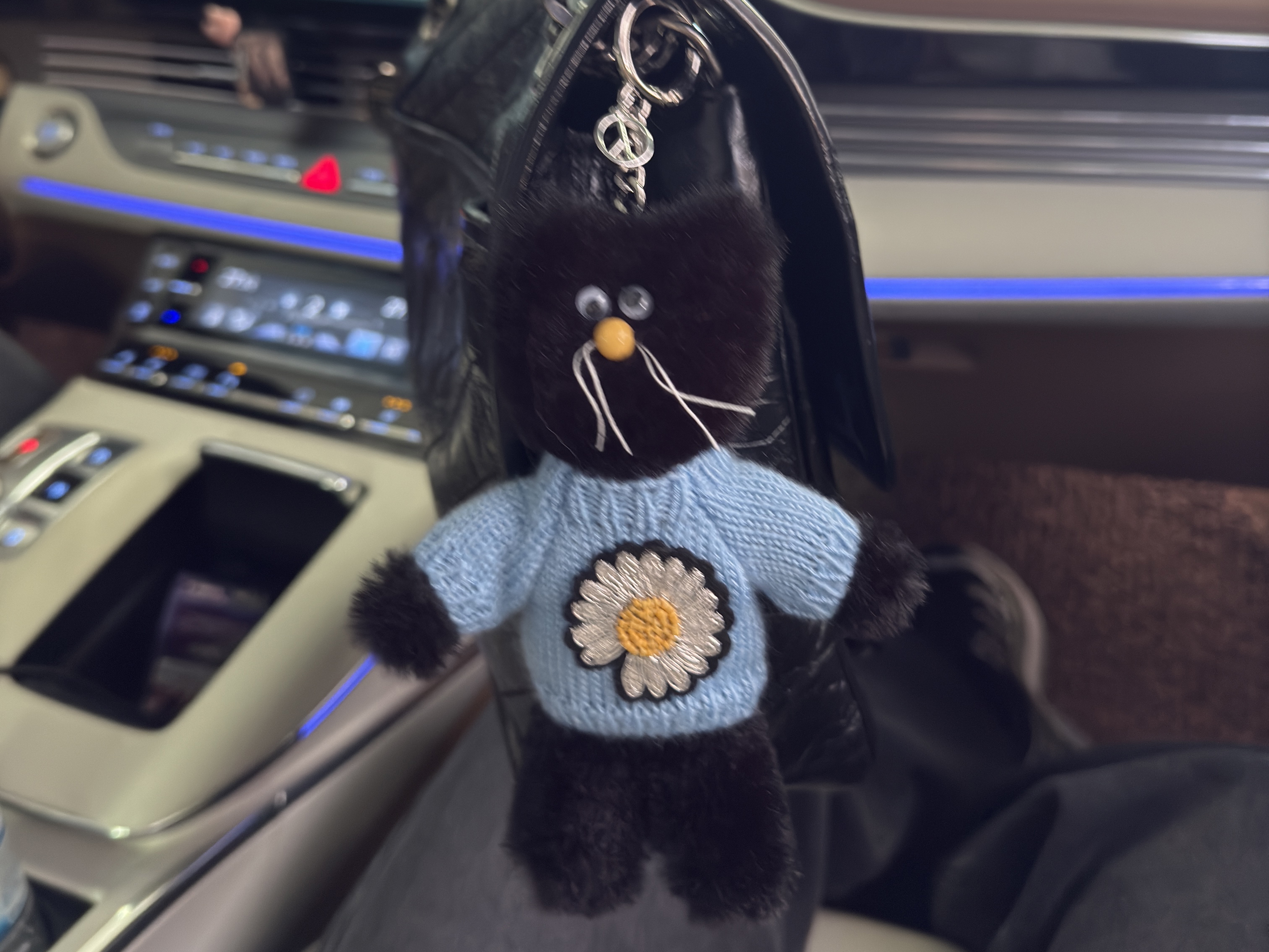 Monamhee x Peaceminusone Daihee Plush Keyring 착용 스타일