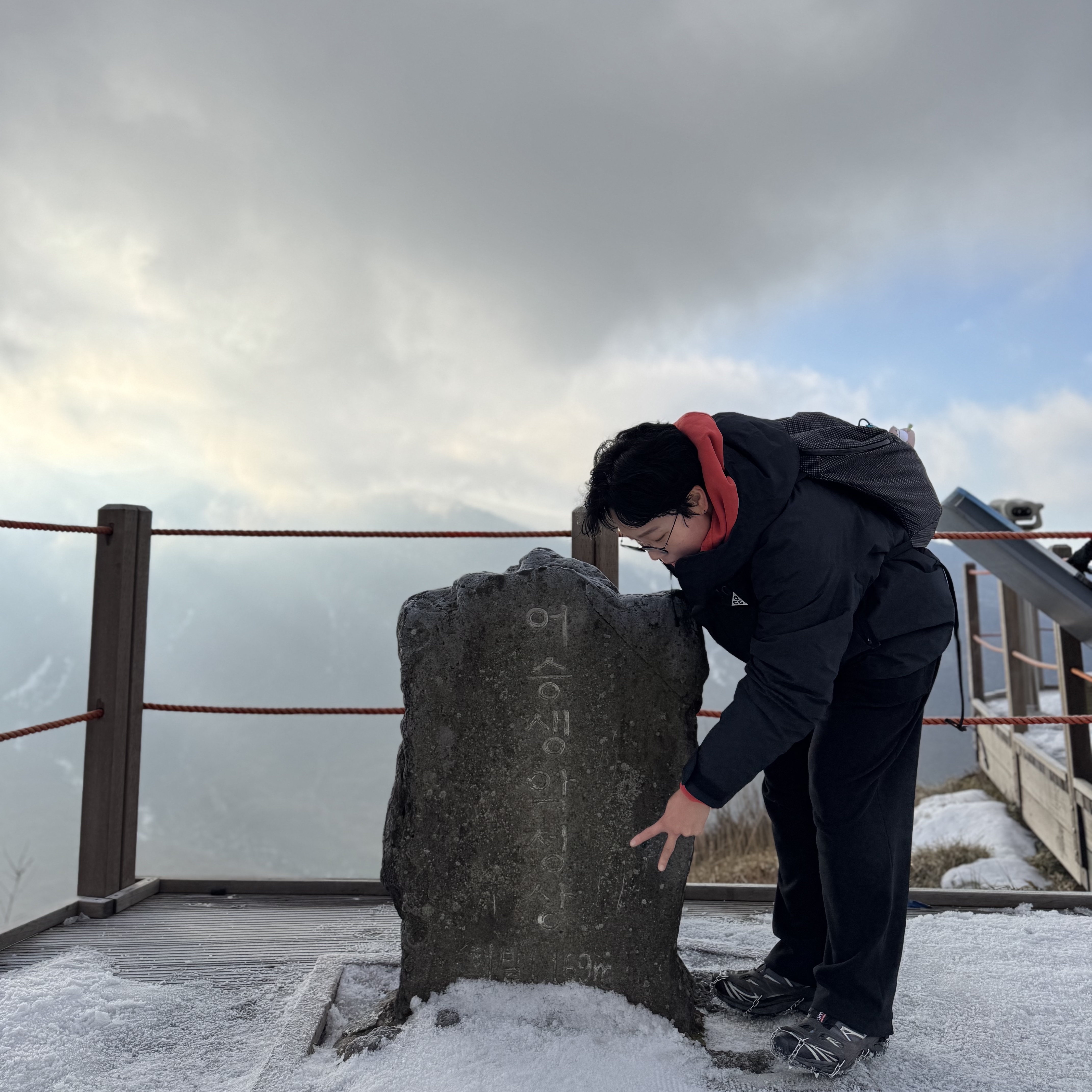 Salomon XT-6 Gore-Tex Black Ebony, Arc'teryx Konseal 15 Backpack Black 착용 스타일 - 2