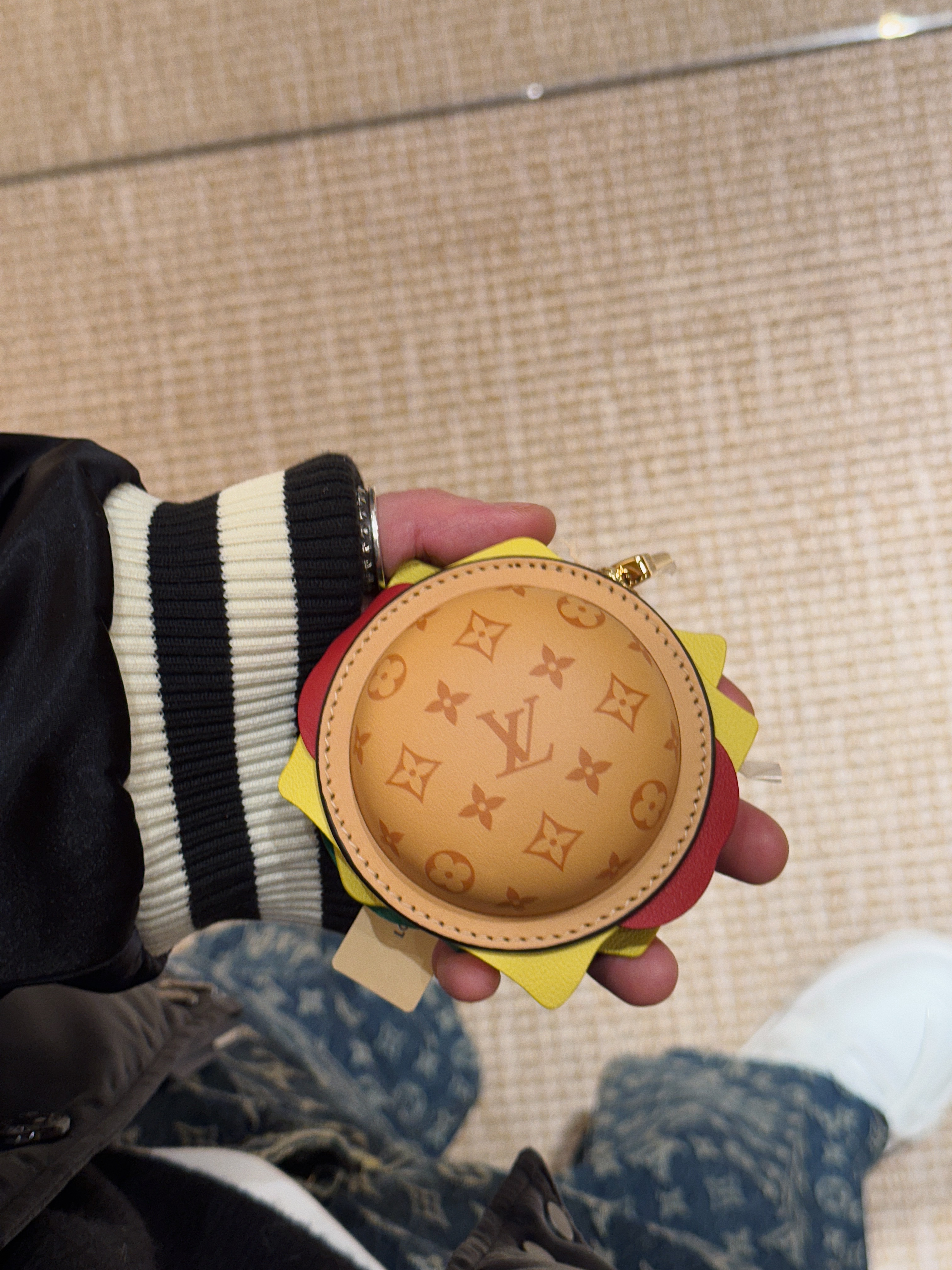 Chrome Hearts Cross Leather Patch Cashmere Beanie Black, Louis Vuitton LV Trainer Maxi Sneakers Grey 착용 스타일 - 3