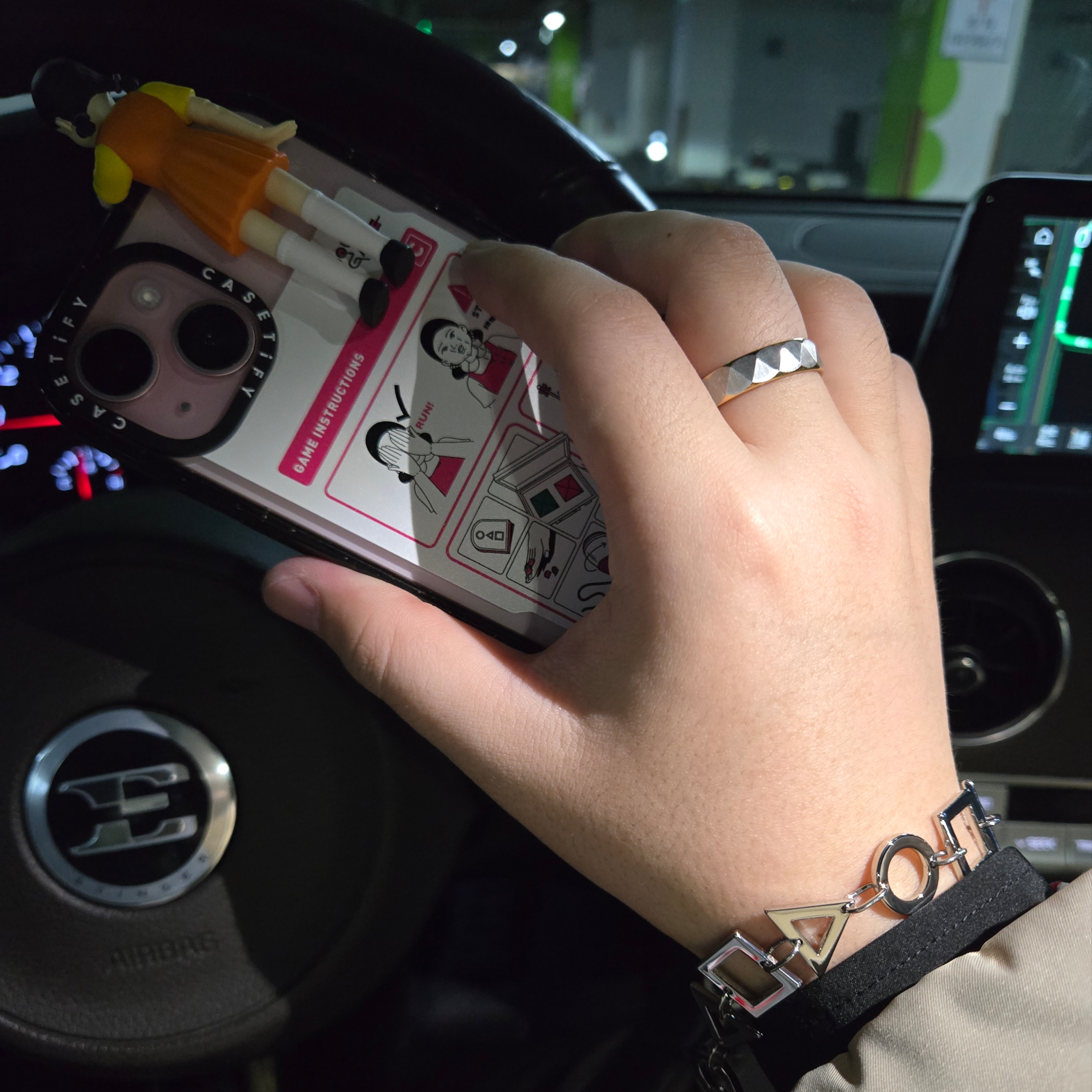 Casetify x Squid Game Young-Hee Phone Case Dangler, Casetify x Squid Game iPhone Game Instruction Bounce Case Matte Black 착용 스타일 - 1