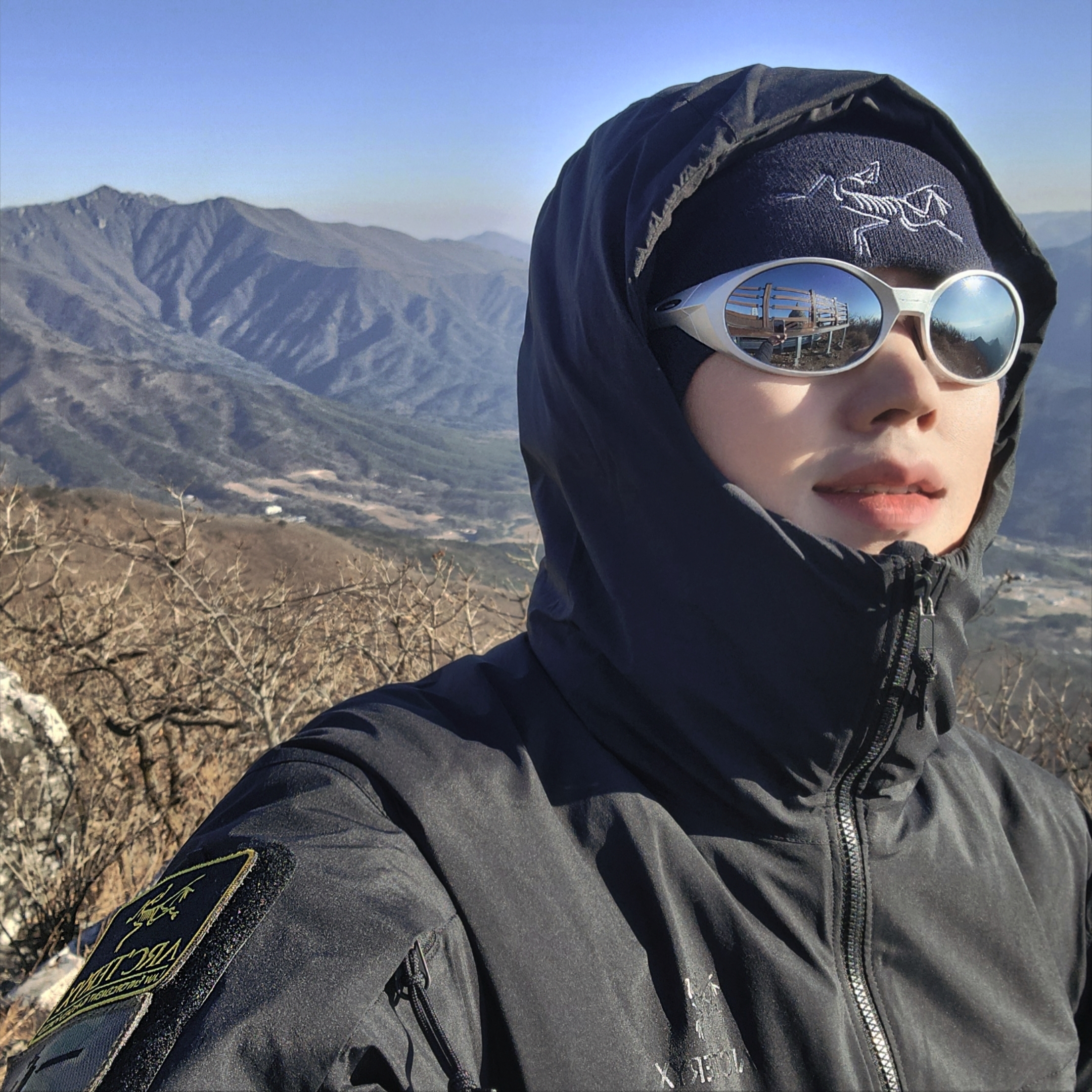 Arc'teryx LEAF Cold WX Hoody LT Gen 2 Black, Arc'teryx LEAF Cold WX Neck Gaiter AR Wool Black 착용 스타일 - 3