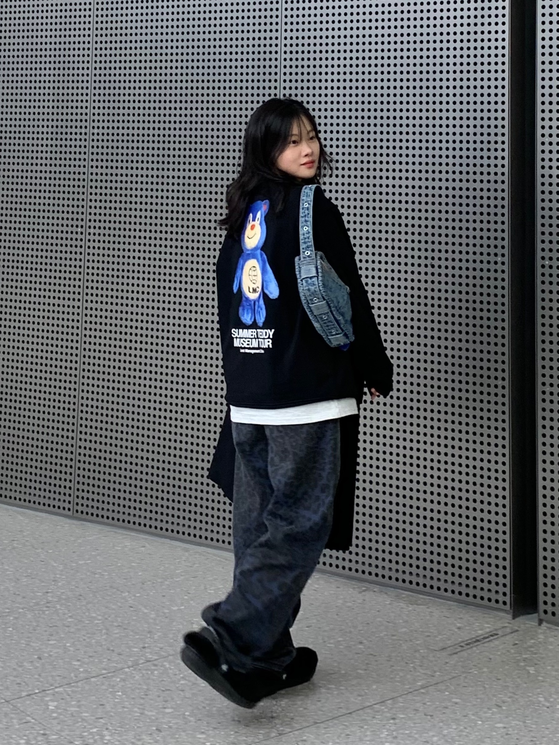 Diesel Nille-M Mini Bag in Monogram Denim Blue, Crocs Classic Fur Sure Clog Black 착용 스타일 - 1