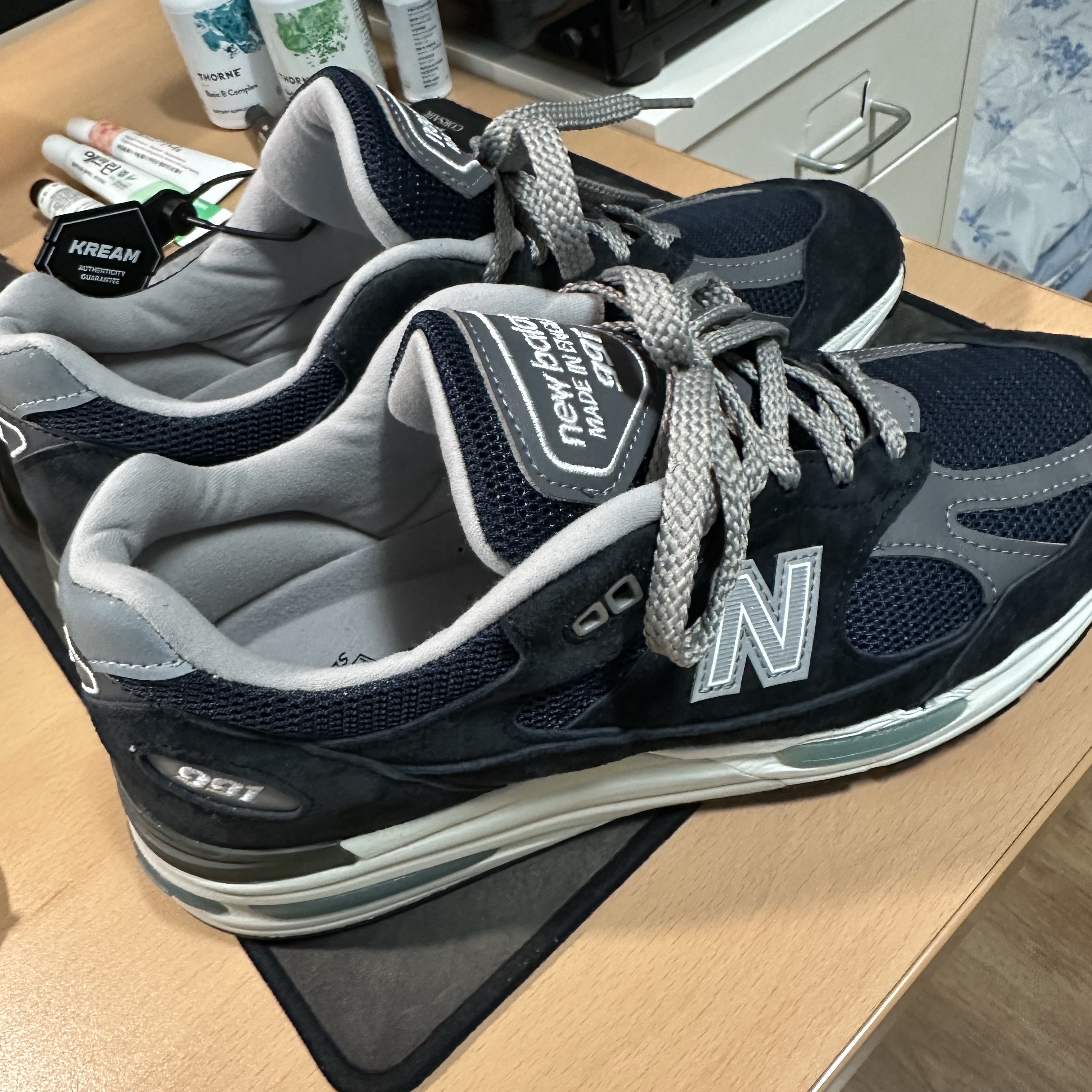 New Balance 991v2 Made in UK Dark Navy Smoked Pearl 착용 스타일