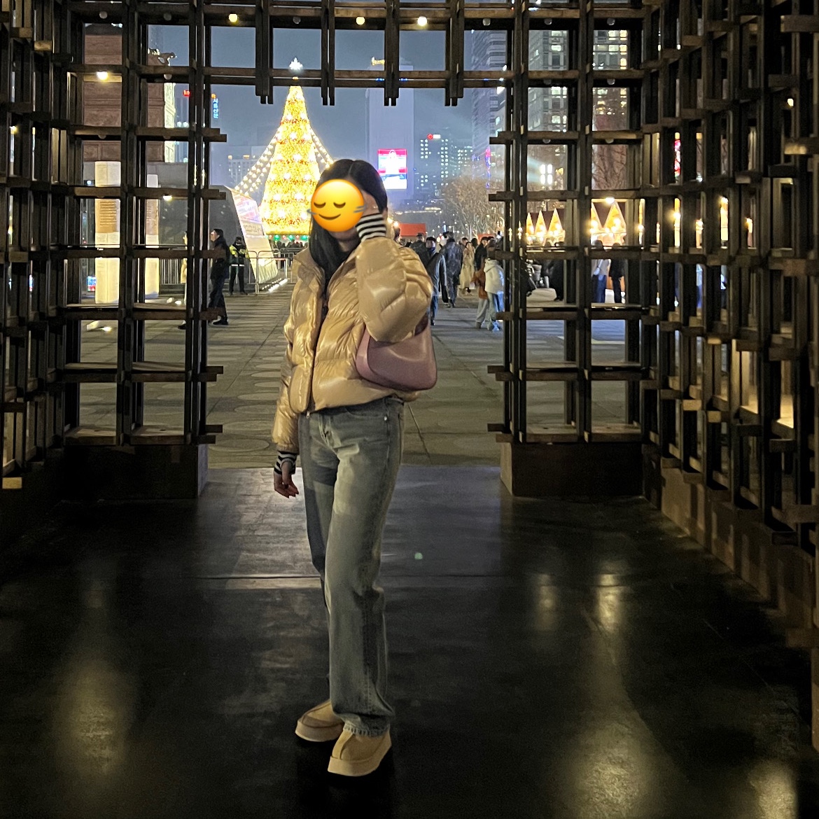 (W) UGG Tazz Slipper Sand, (W) The North Face White Label Glossy Detachable Down Jacket Gold Beige 착용 스타일