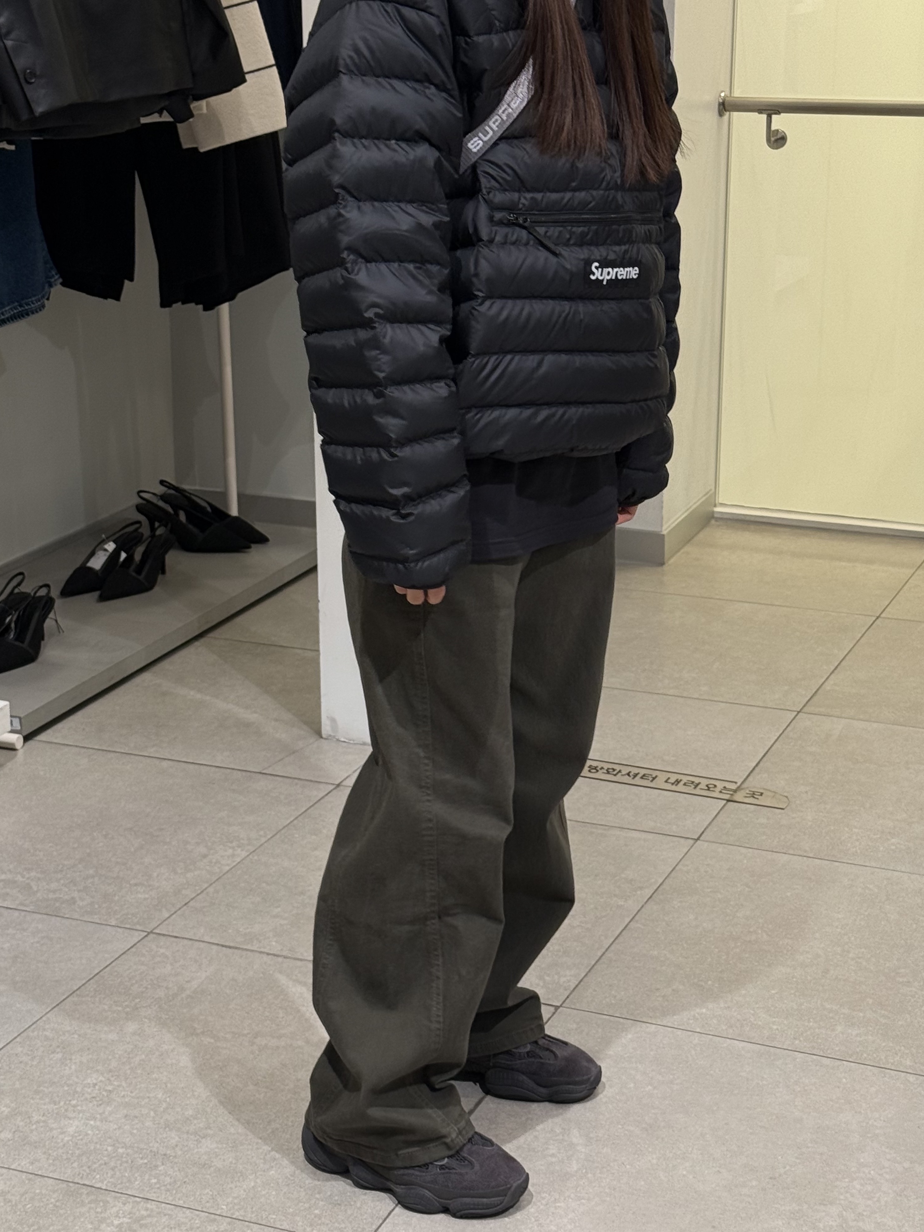 Supreme Micro Down Half Zip Hooded Pullover Black - 24FW, Adidas Yeezy 500 Utility Black 2022/2023 착용 스타일 - 3