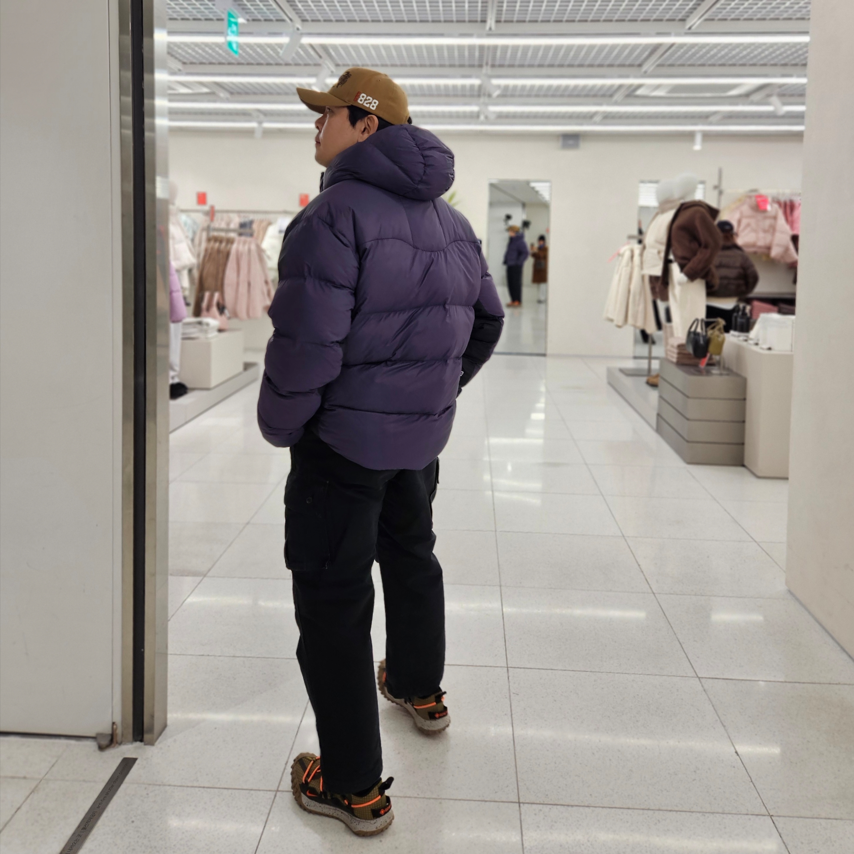 Nike ACG Therma-Fit ADV Lunar Lake Loose Hooded Jacket Dark Raisin Black - Asia, Nike ACG Mountain Fly Low Gore-Tex SE Hazel Rush 착용 스타일 - 2