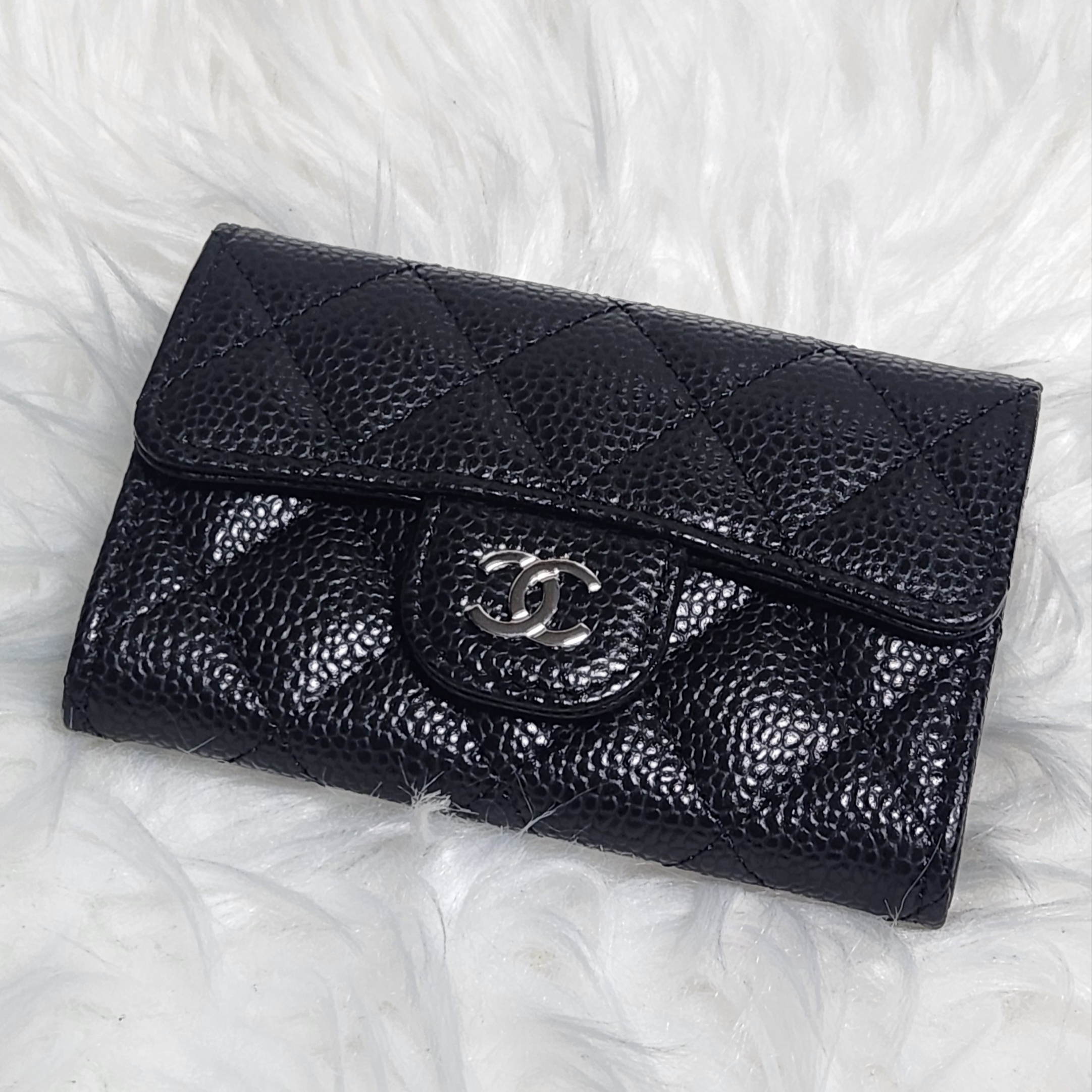 Chanel Classic Card Holder Grained Calfskin & Silver Black 착용 스타일