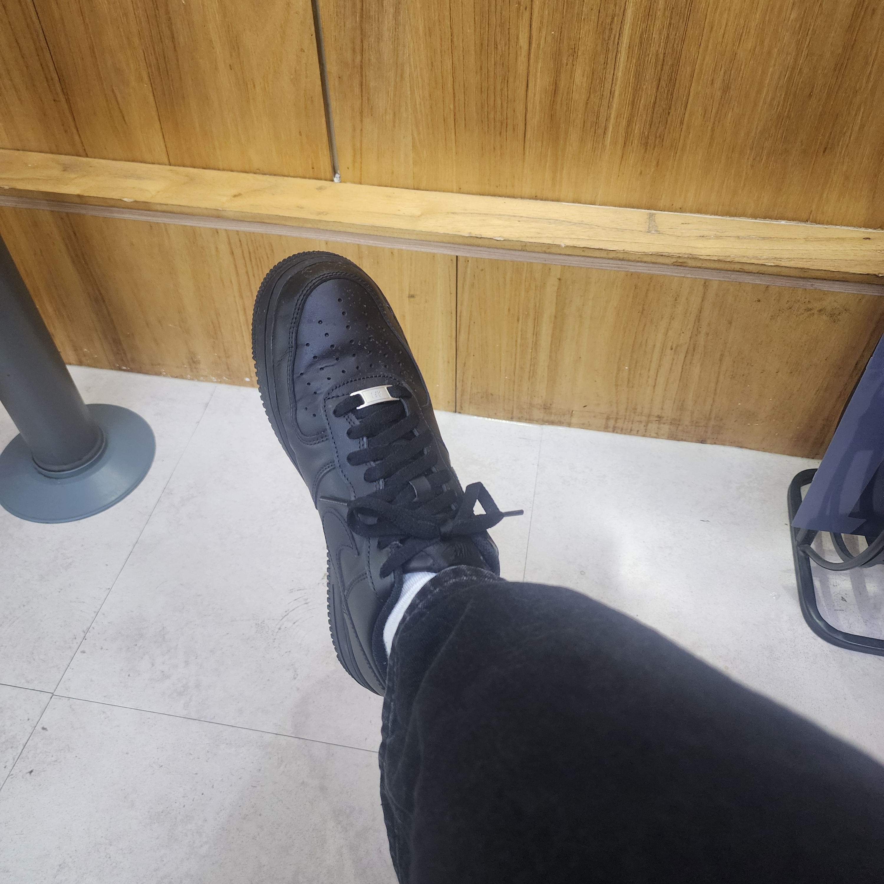 Nike Air Force 1 '07 Low Triple Black 착용 스타일
