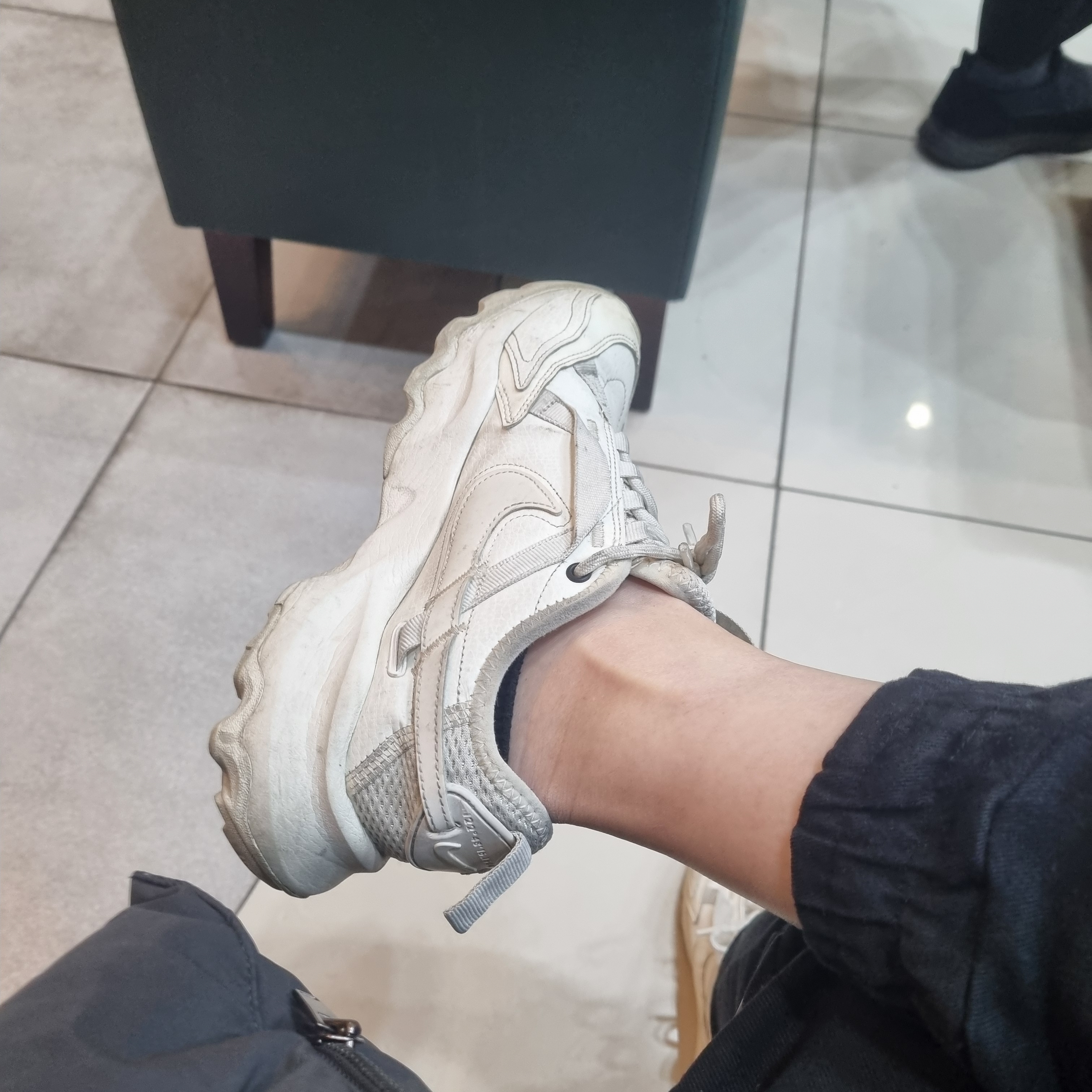 (W) Nike TC 7900 Summit White 착용 스타일