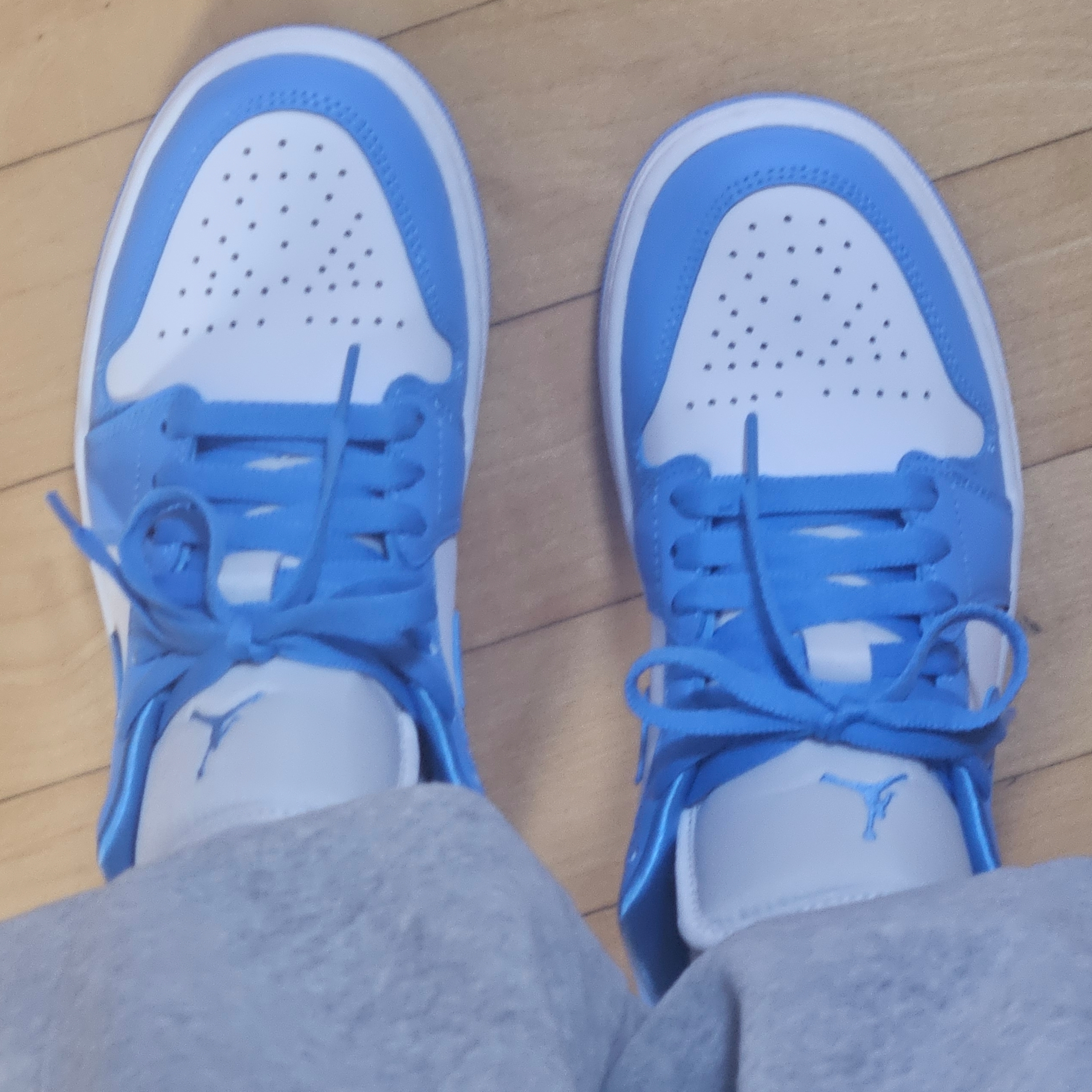 (W) Jordan 1 Low UNC University Blue 착용 스타일 - 2